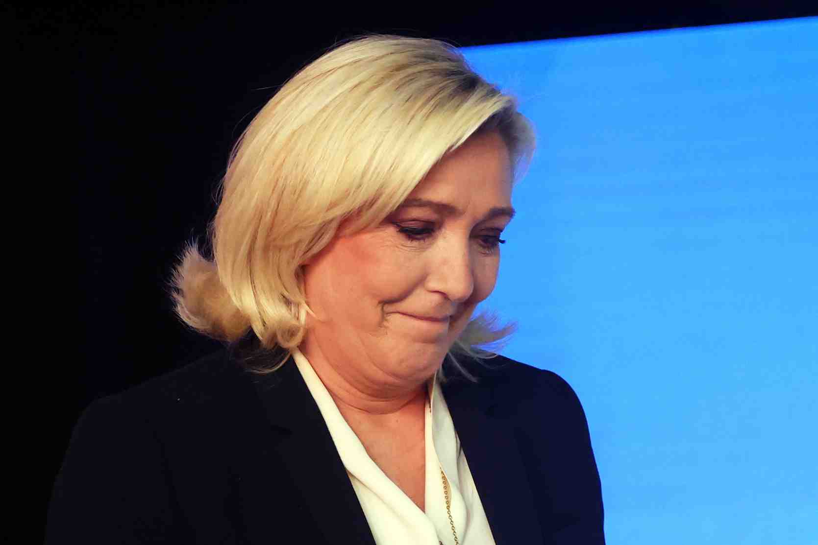 Macron est devenu "un president minoritaire", dit marine le pen