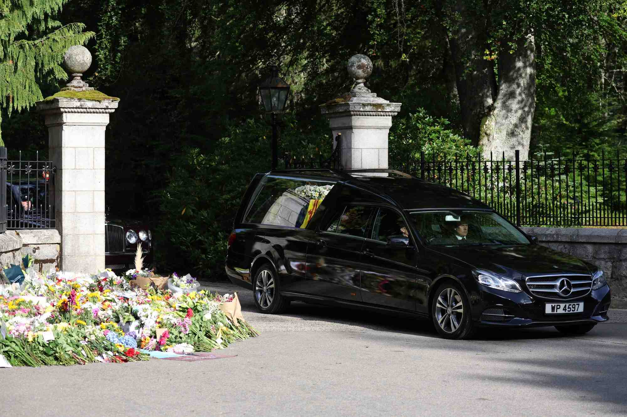 Le cortege funeraire de la reine elizabeth ii a quitte balmoral