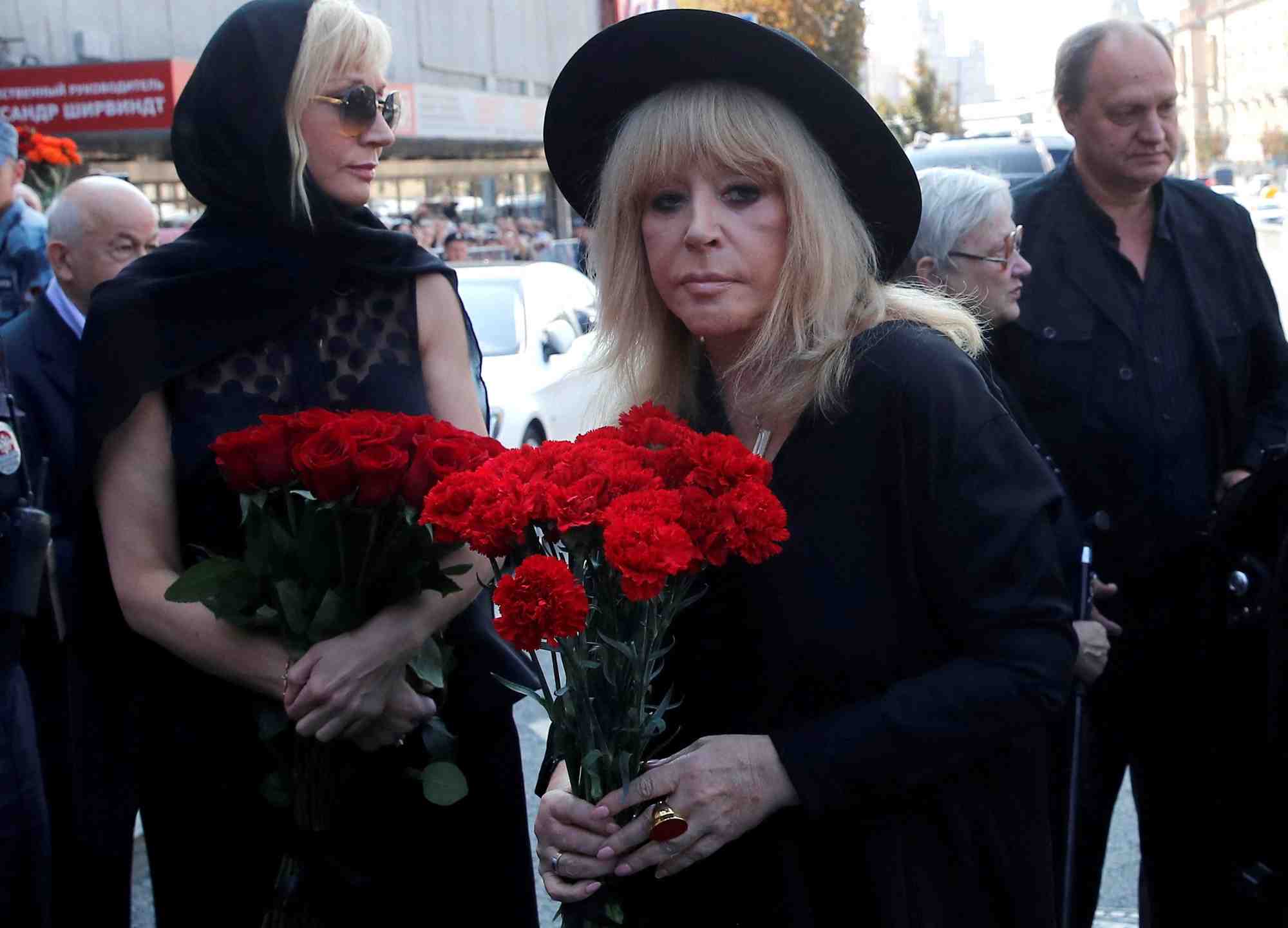 La chanteuse russe alla pougatcheva rend un dernier hommage a kobzon, un chanteur russe veteran et un politicien pro-kremlin, a moscou