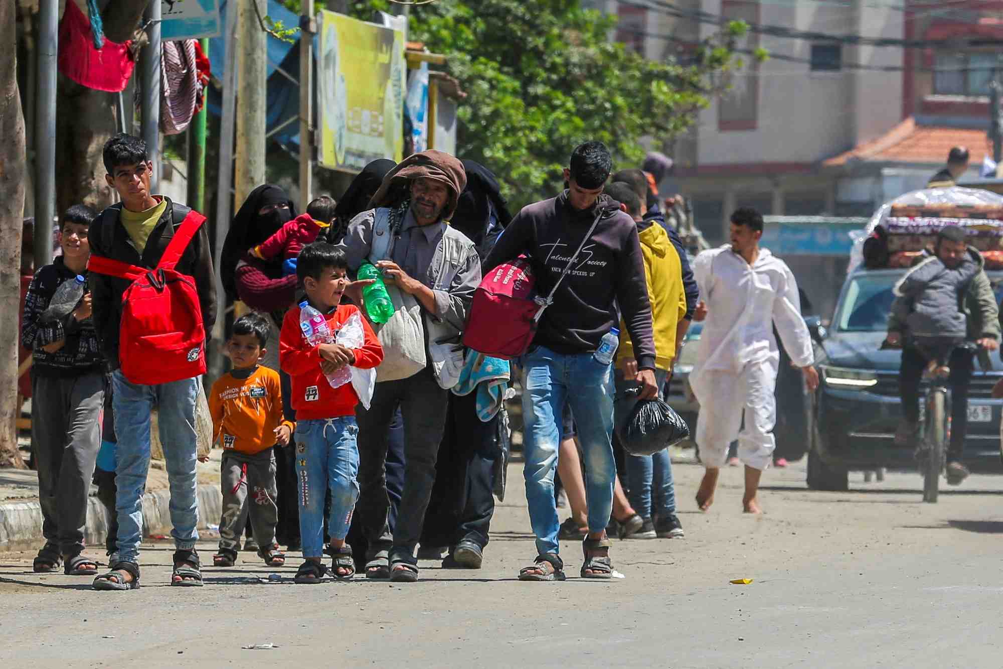 Des personnes fuient les quartiers est de rafah apres que l'armee israelienne a commence a evacuer les civils palestiniens a l'approche d'un eventuel assaut terrestre sur la ville