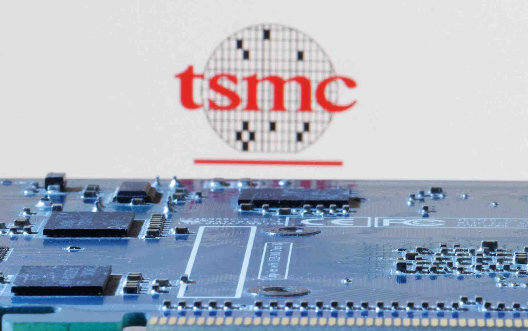 Illustration du logo tsmc et d'une carte mere d'ordinateur