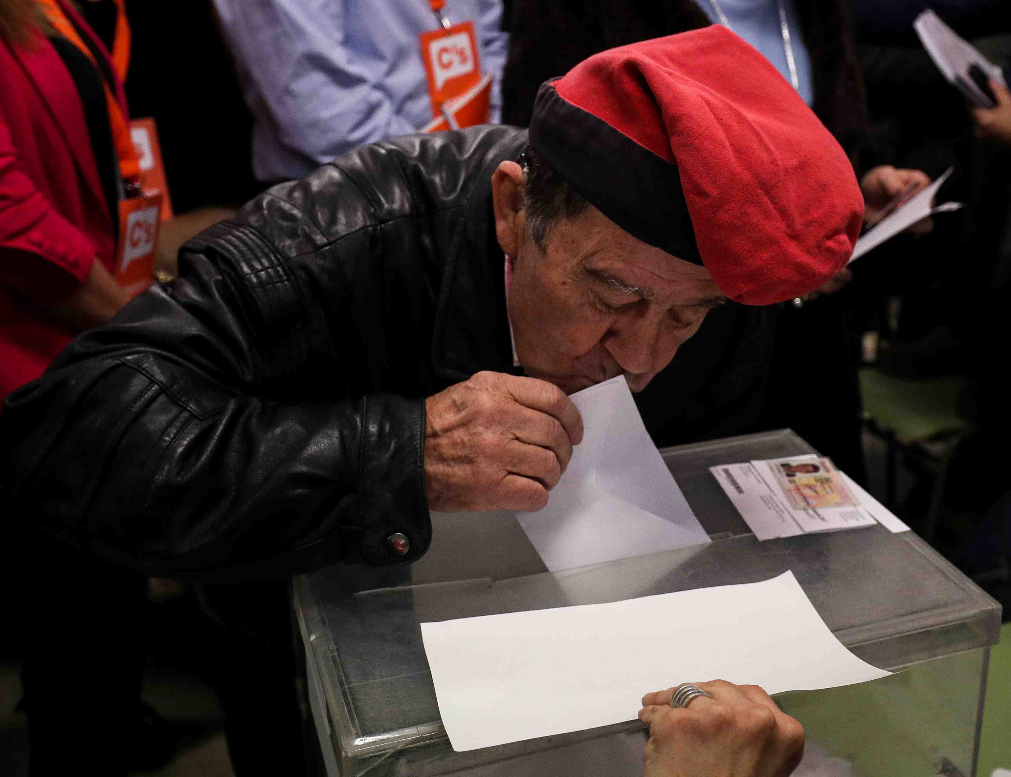 Participation de 34,51% aux elections catalanes a 13h00