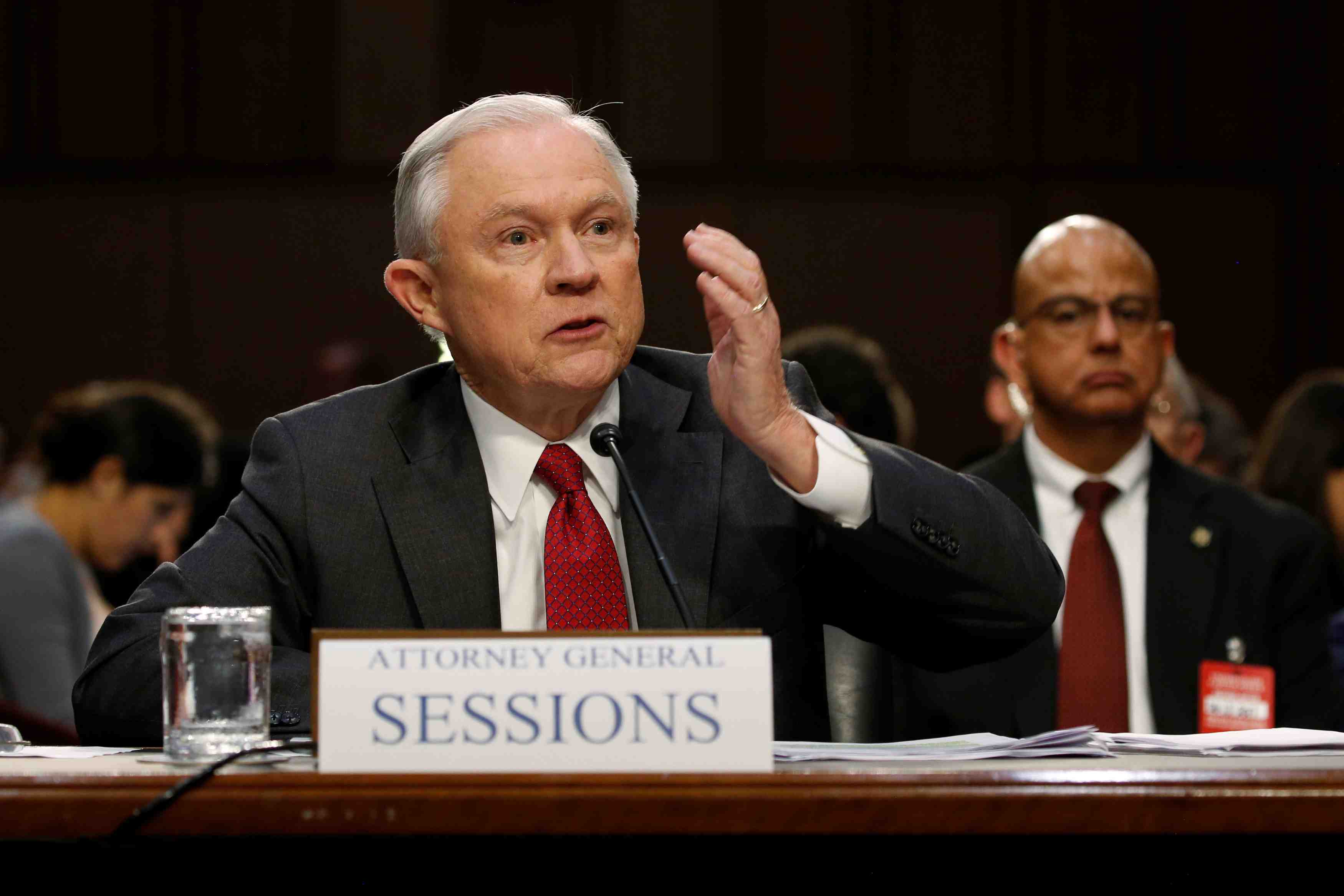 Devant le senat, sessions dement toute collusion et esquive des questions