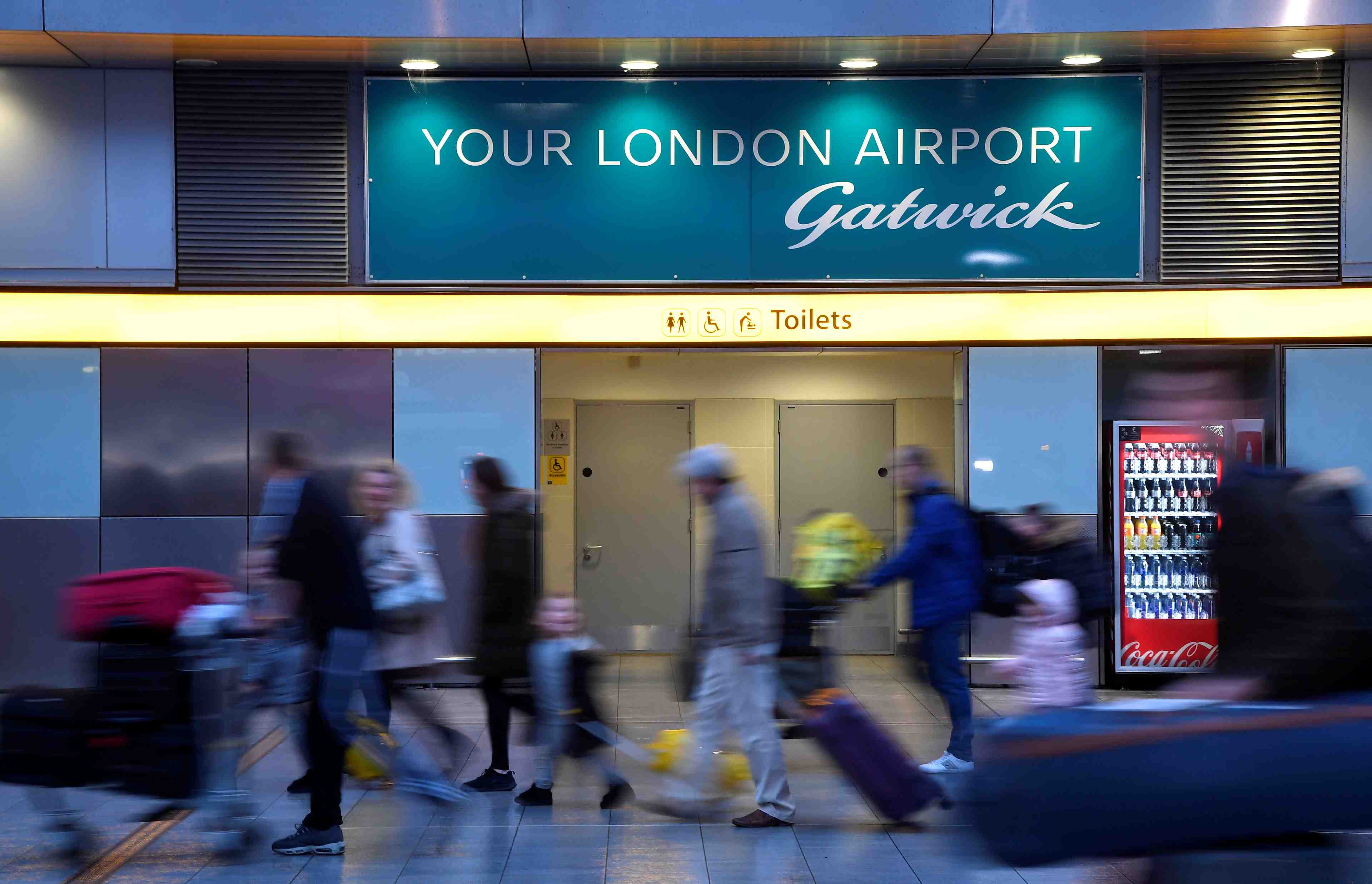 Drones sur gatwick: un homme et une femme arretes