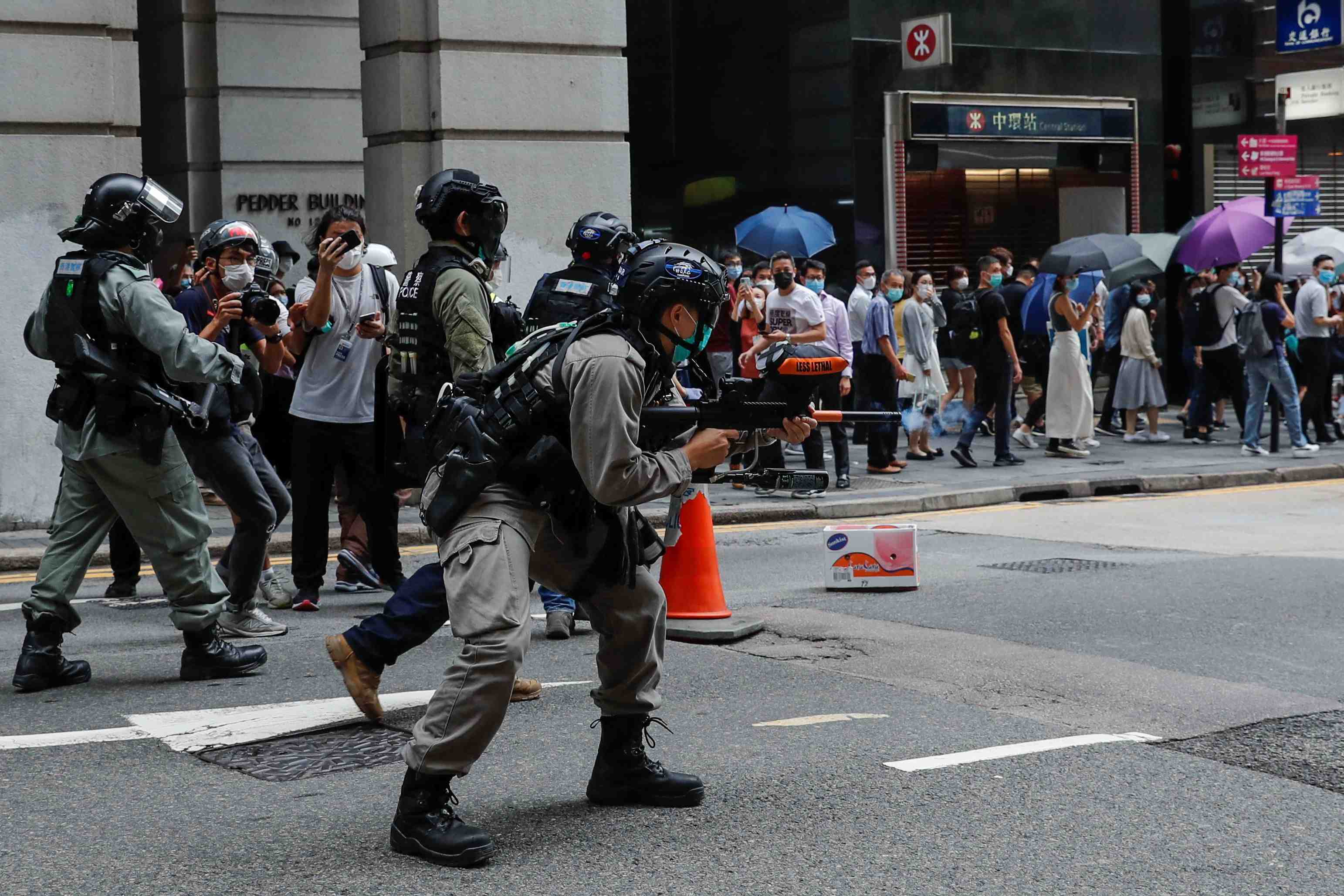 La tension entre police et manifestants monte d'un cran a hong kong