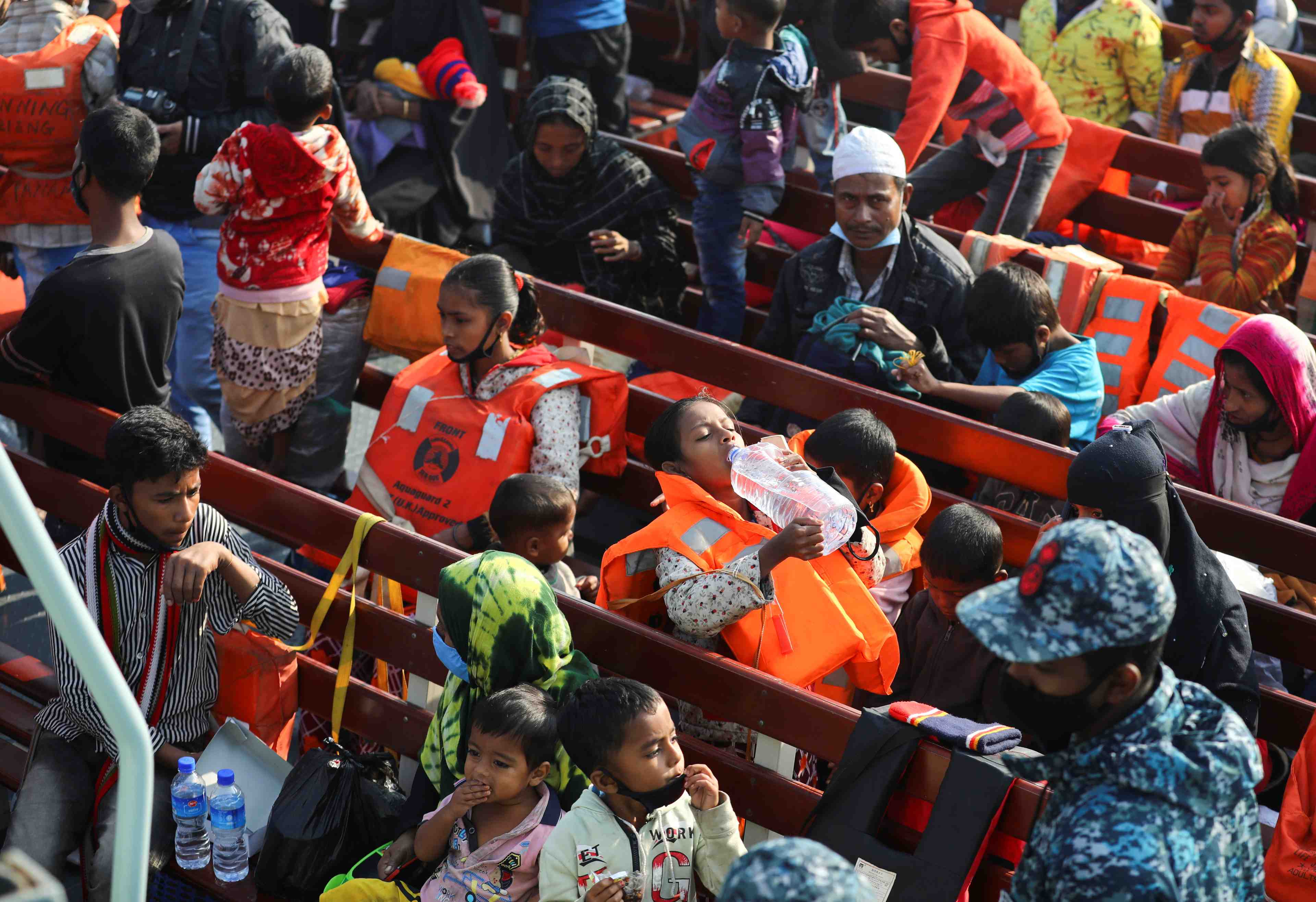 Bangladesh: nouveaux transferts de rohingyas sur une ile isolee