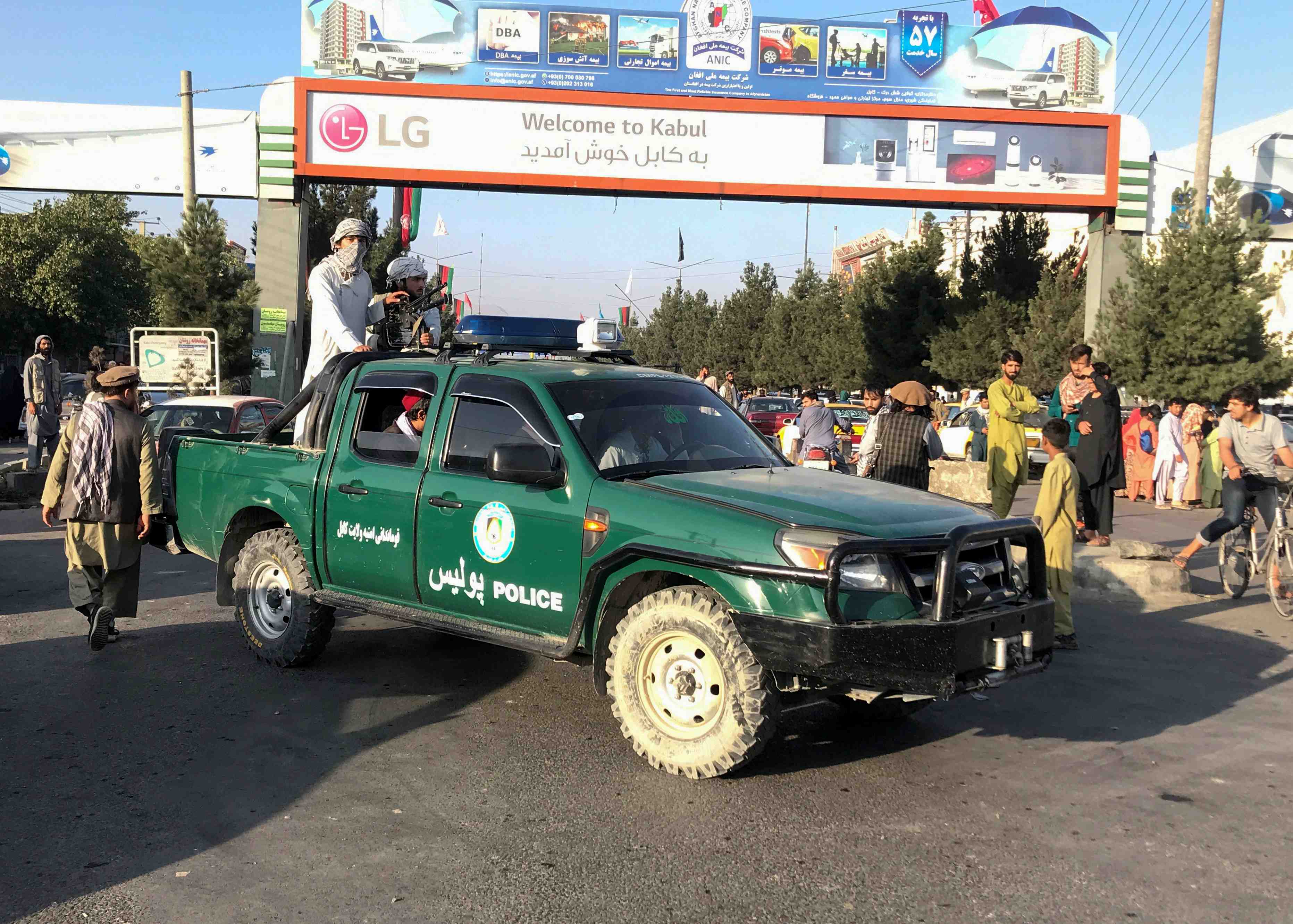Afghanistan: les taliban entrent a kaboul, president et diplomates fuient