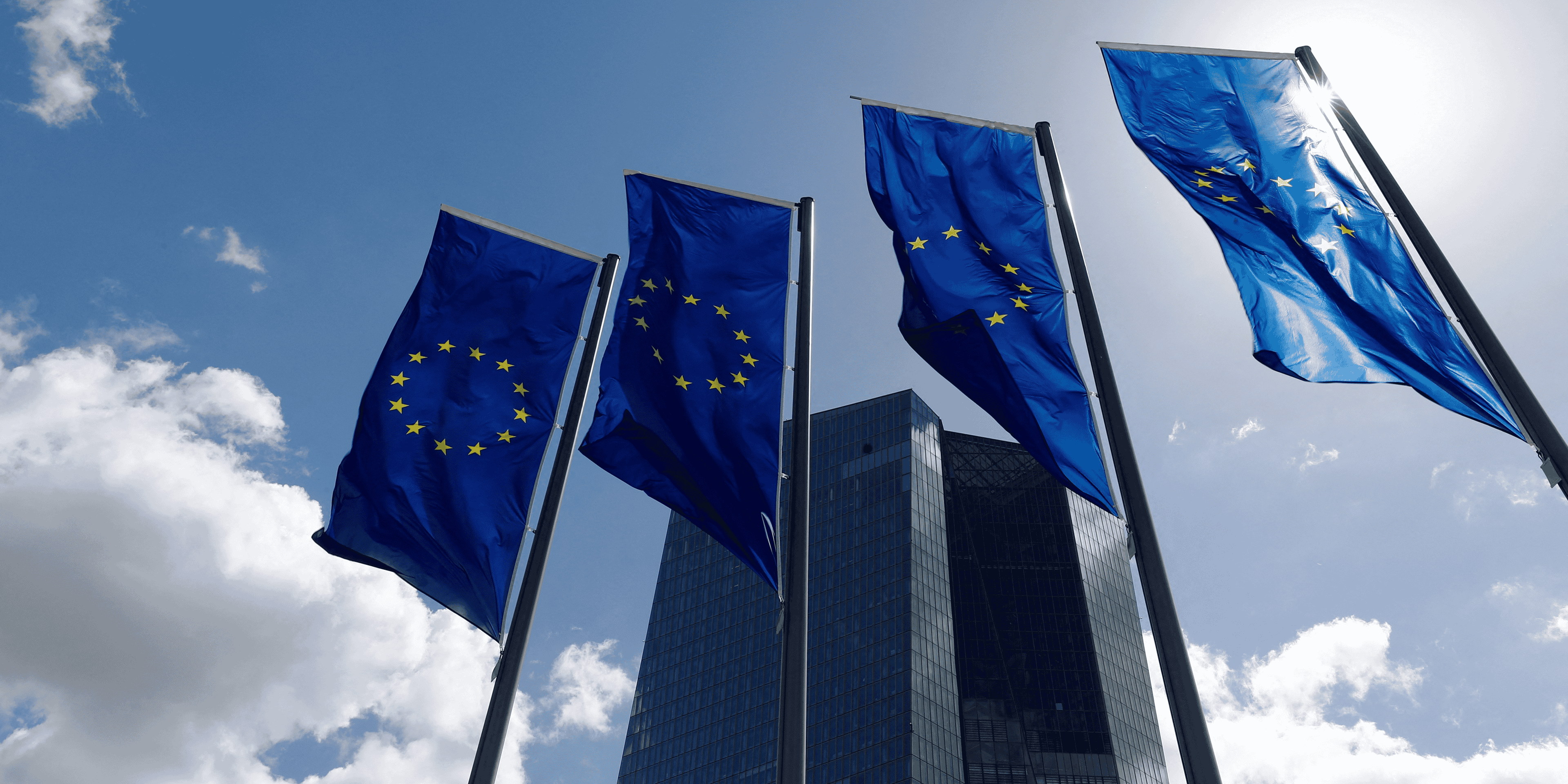 Des drapeaux de l'union europeenne flottent devant le siege de la banque centrale europeenne (bce) a francfort