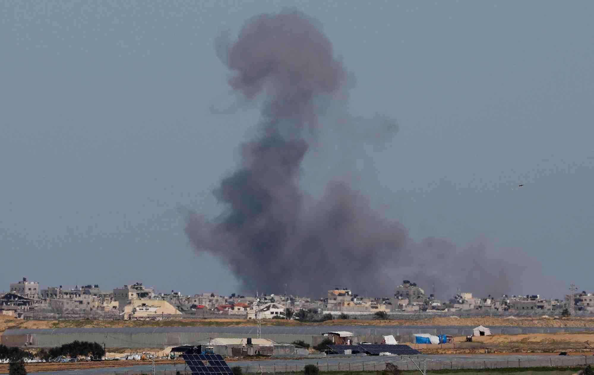 De la fumee s'eleve lors d'une operation terrestre israelienne a khan younis