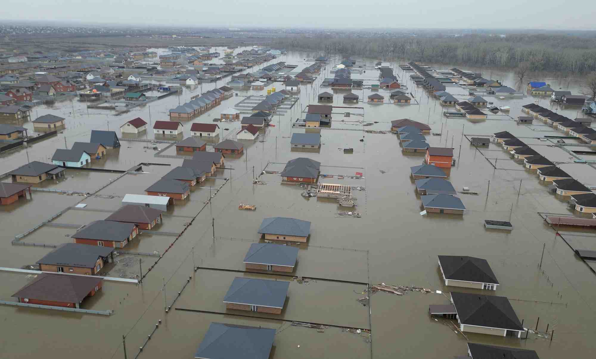 Une zone residentielle inondee a ivanovskoye, en russie