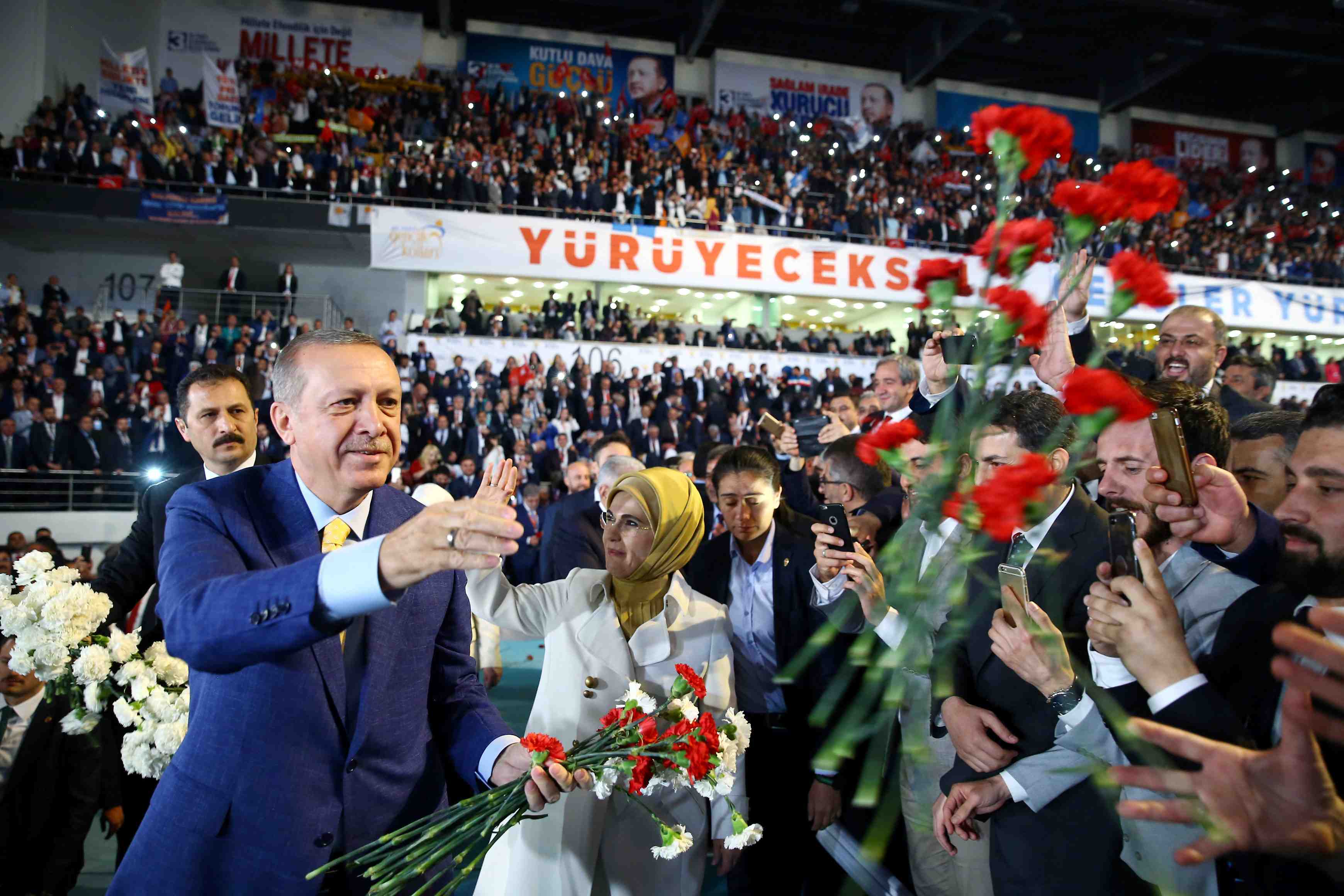 Le president turc s'apprete a reprendre la direction de l'akp
