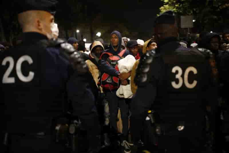 Les attaques pleuvent sur le projet asile du gouvernement
