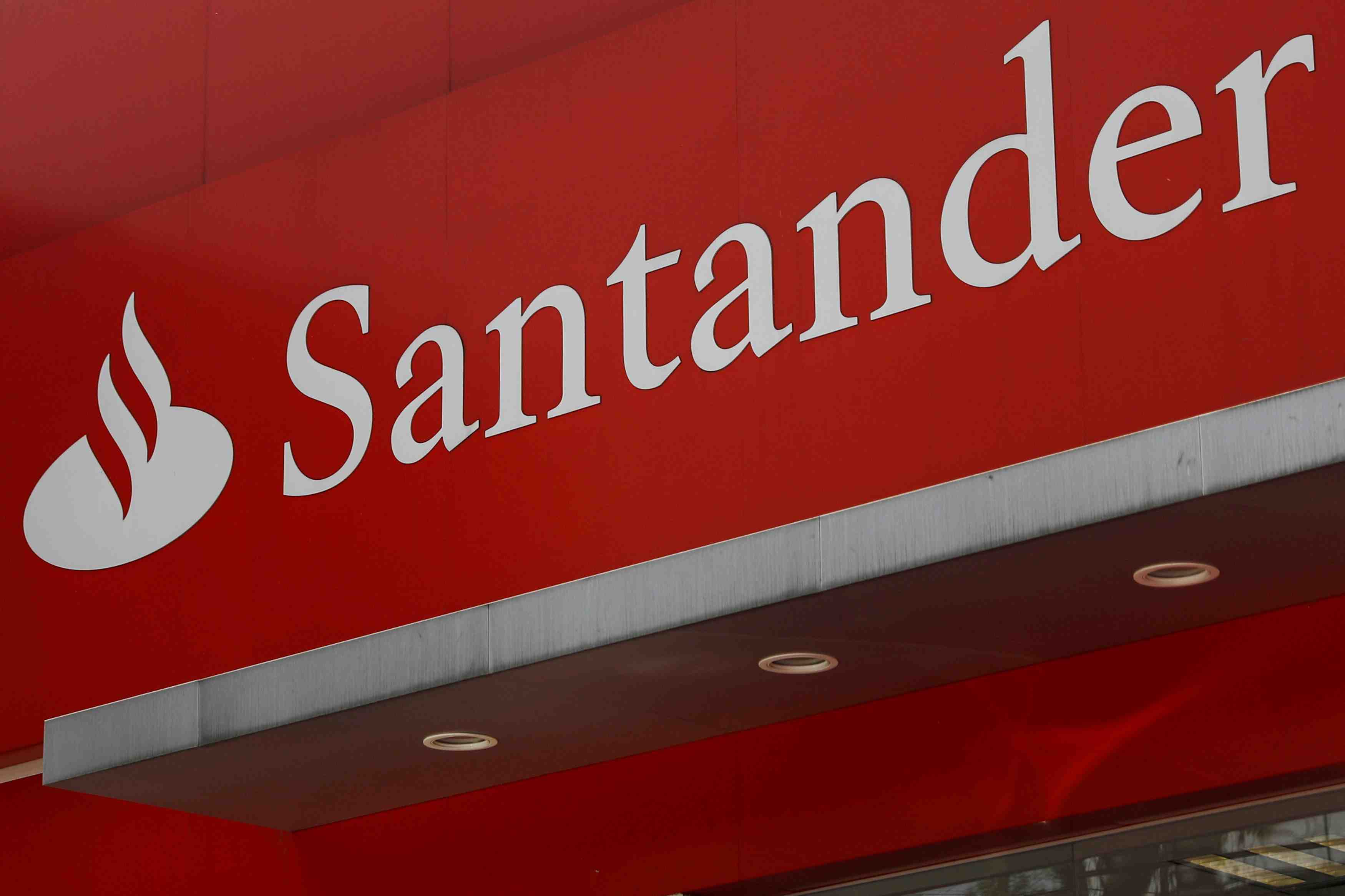Santander: accord sur 3.223 suppressions d'emplois en espagne