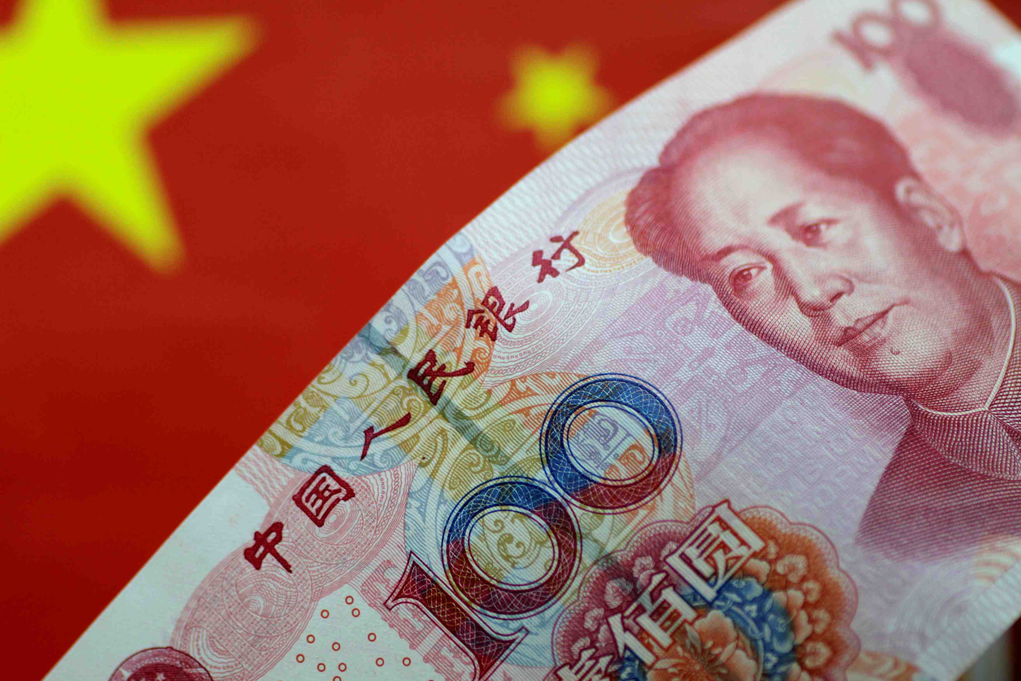La chine abaisse comme attendu son taux preferentiel de pret