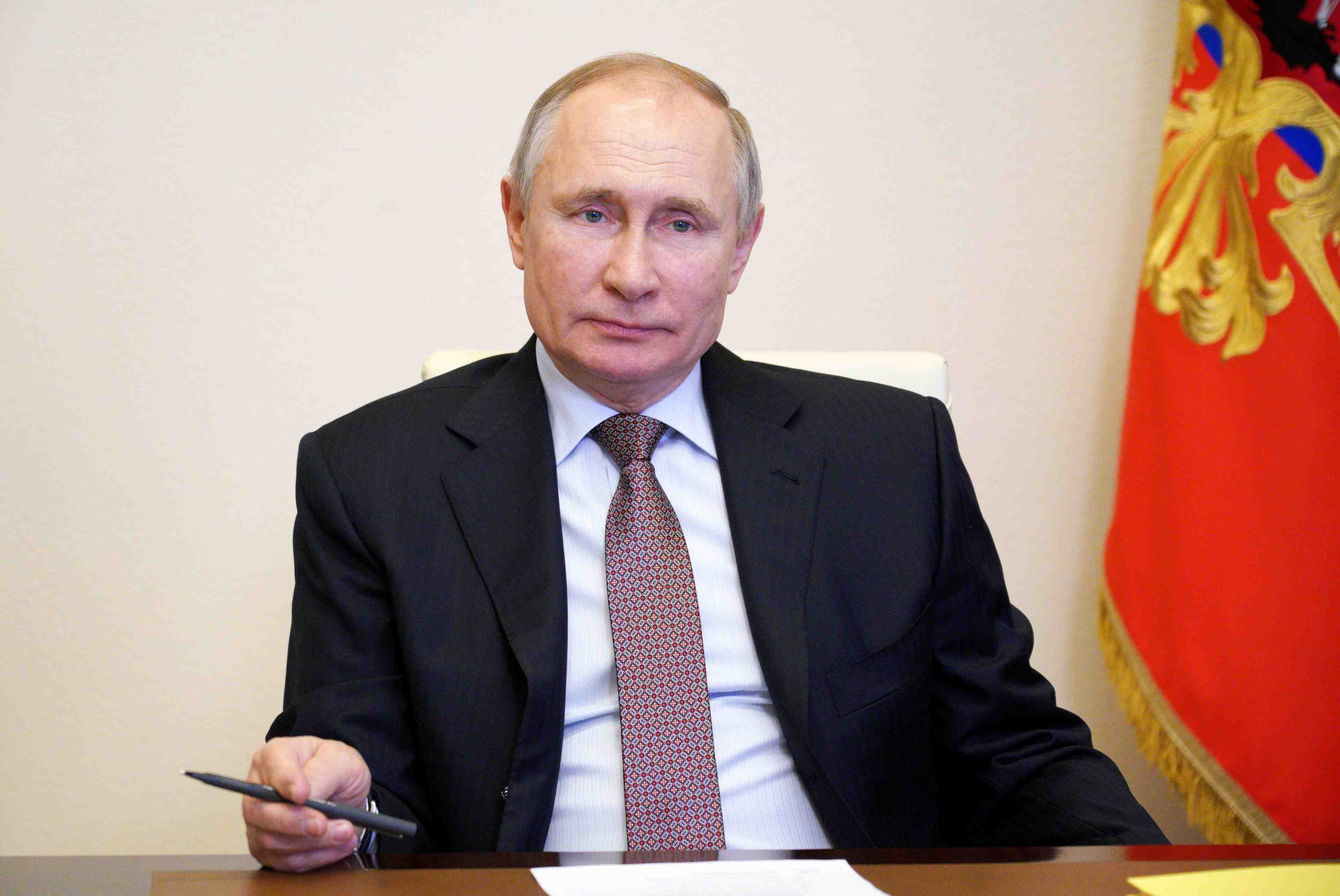 Poutine signe un decret lui permettant de faire deux autres mandats