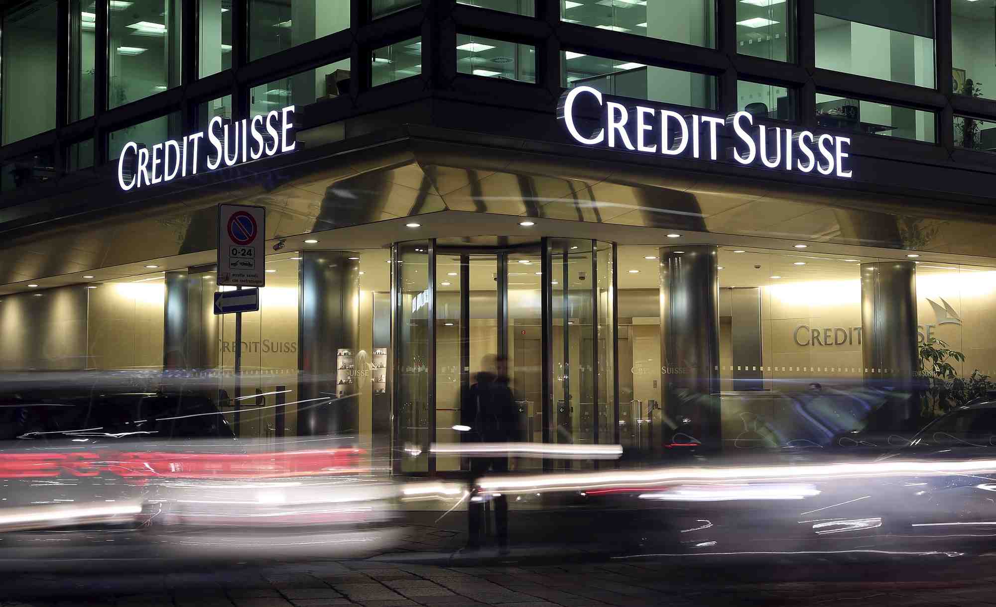 Le logo du credit suisse est vu au siege social dans le centre-ville de milan