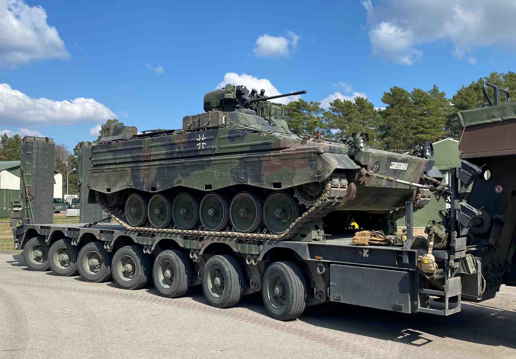 Un vehicule blinde de combat d'infanterie marder de l'armee allemande bundeswehr est photographie sur la base militaire de rukla