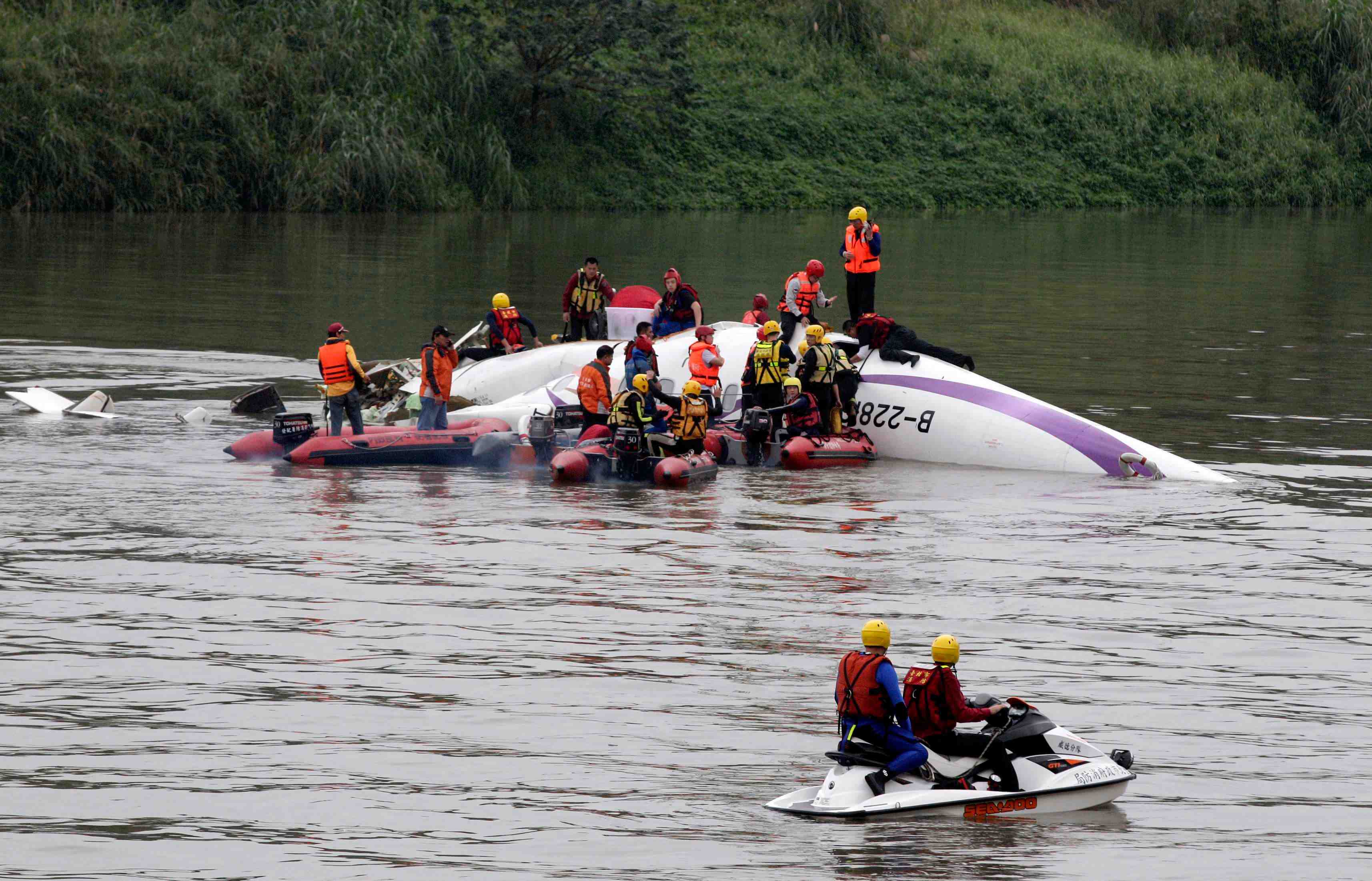 Neuf morts dans un crash aerien a taiwan