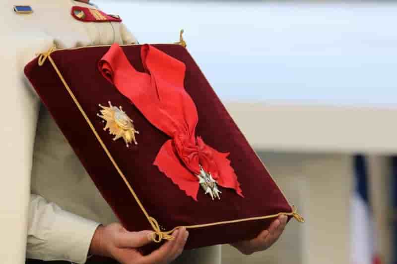 Macron va reduire nettement le nombre de legion d'honneur