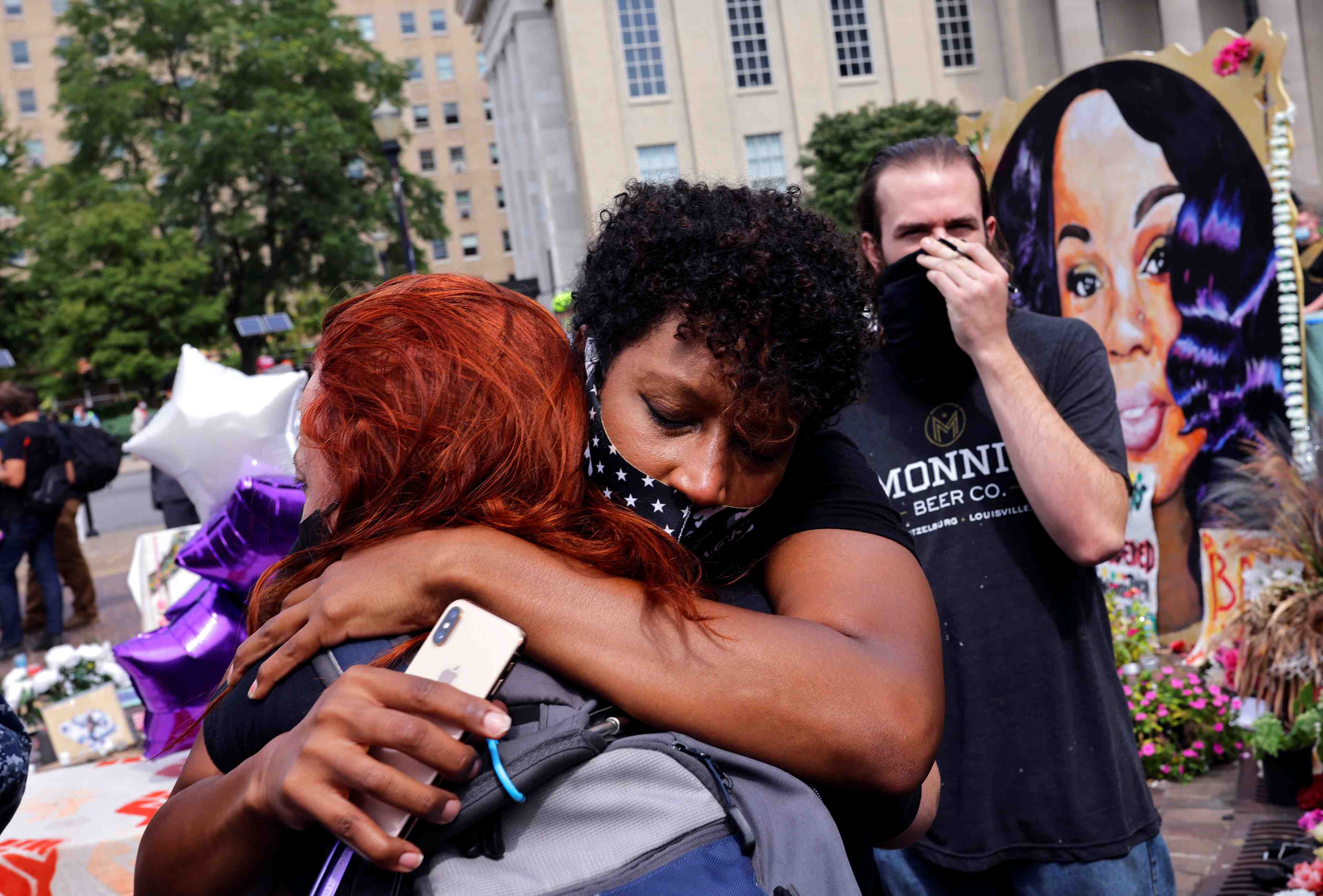 Usa: pas de poursuites criminelles contre deux policiers qui ont abattu breonna taylor
