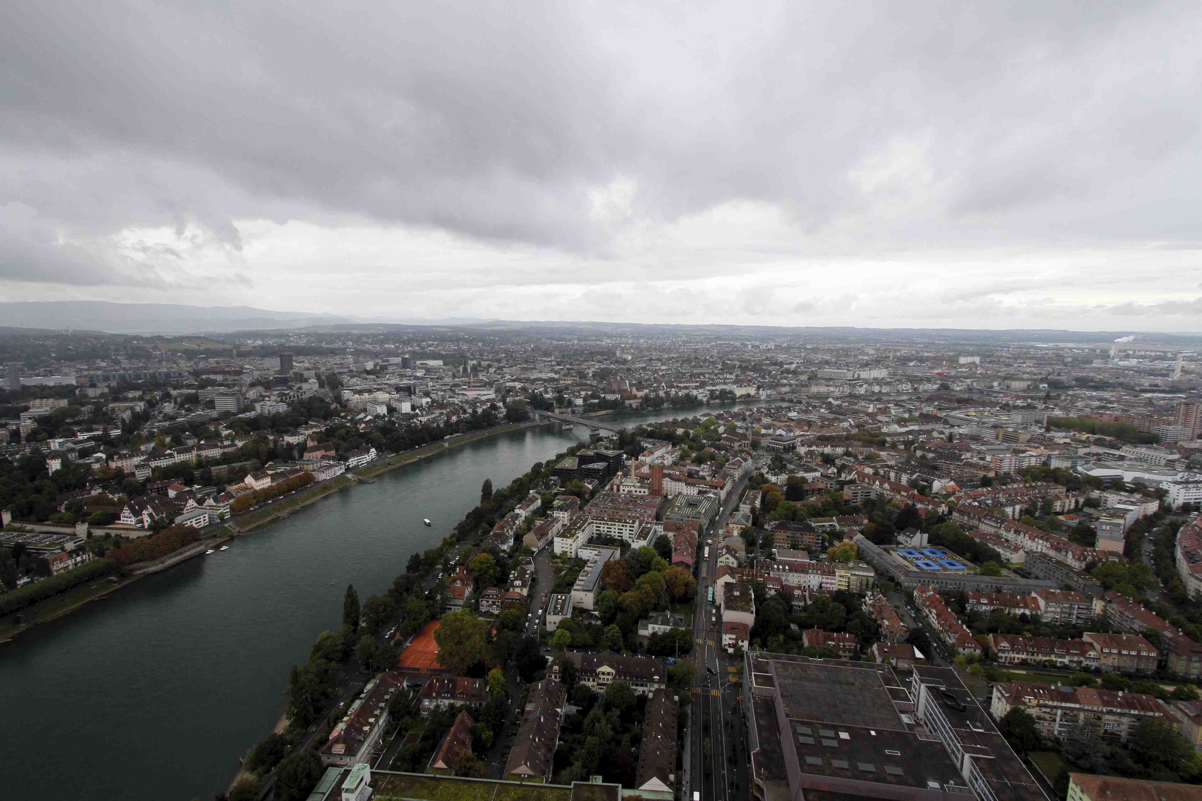 Suisse: des lyceens sanctionnes apres avoir falsifie un test positif de covid-19