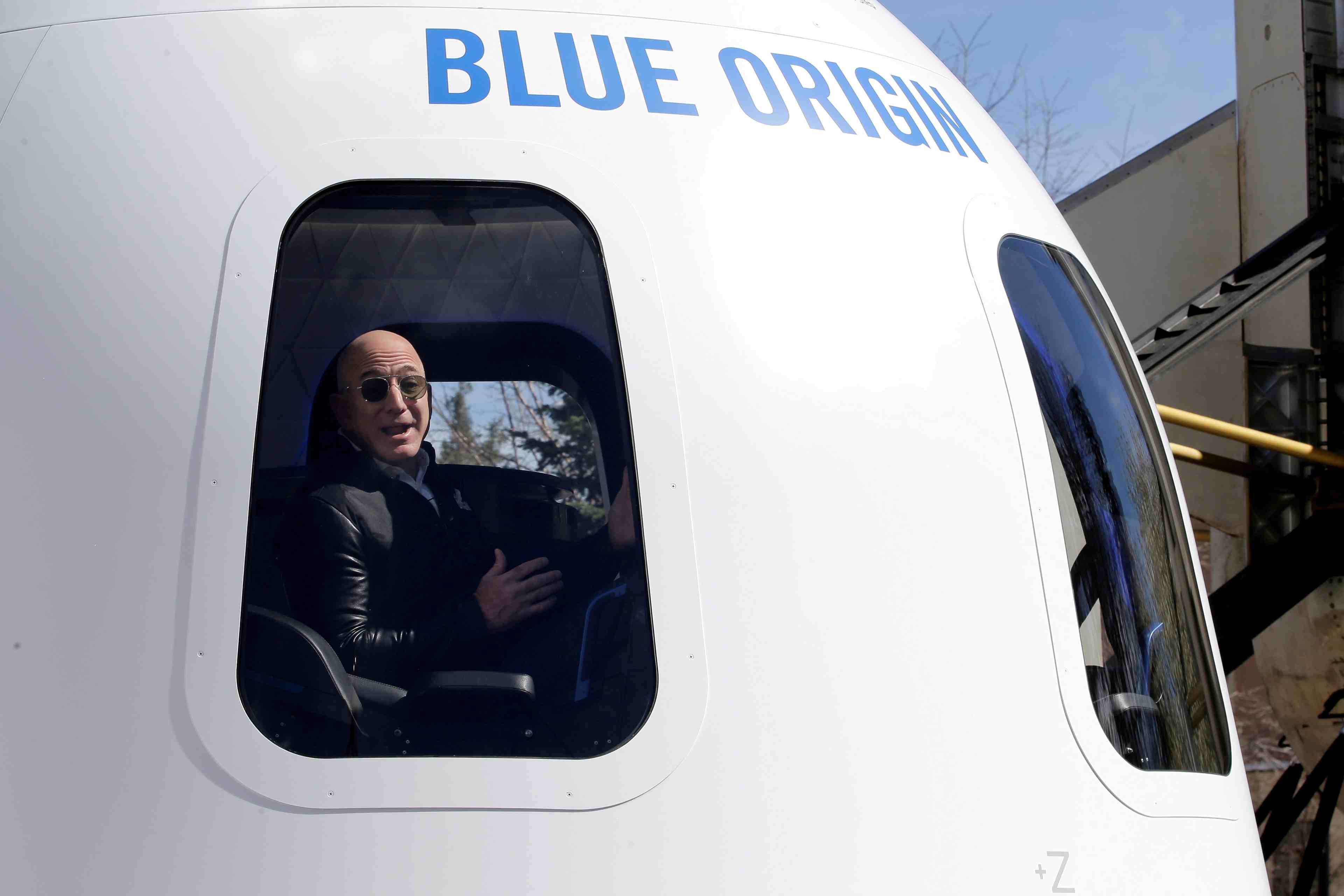 Blue origin conteste un contrat accorde par la nasa a spacex