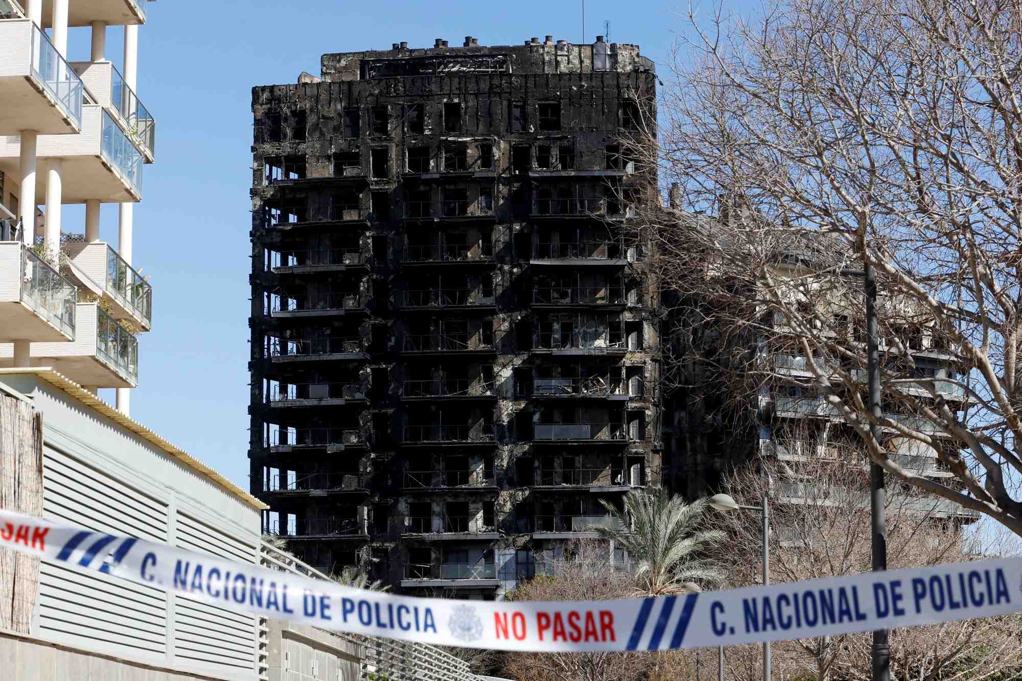 L'immeuble qui a ete frappe par un incendie a valence, en espagne