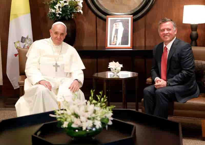 Le pape lance un appel à la paix en Syrie à son arrivée à Amman