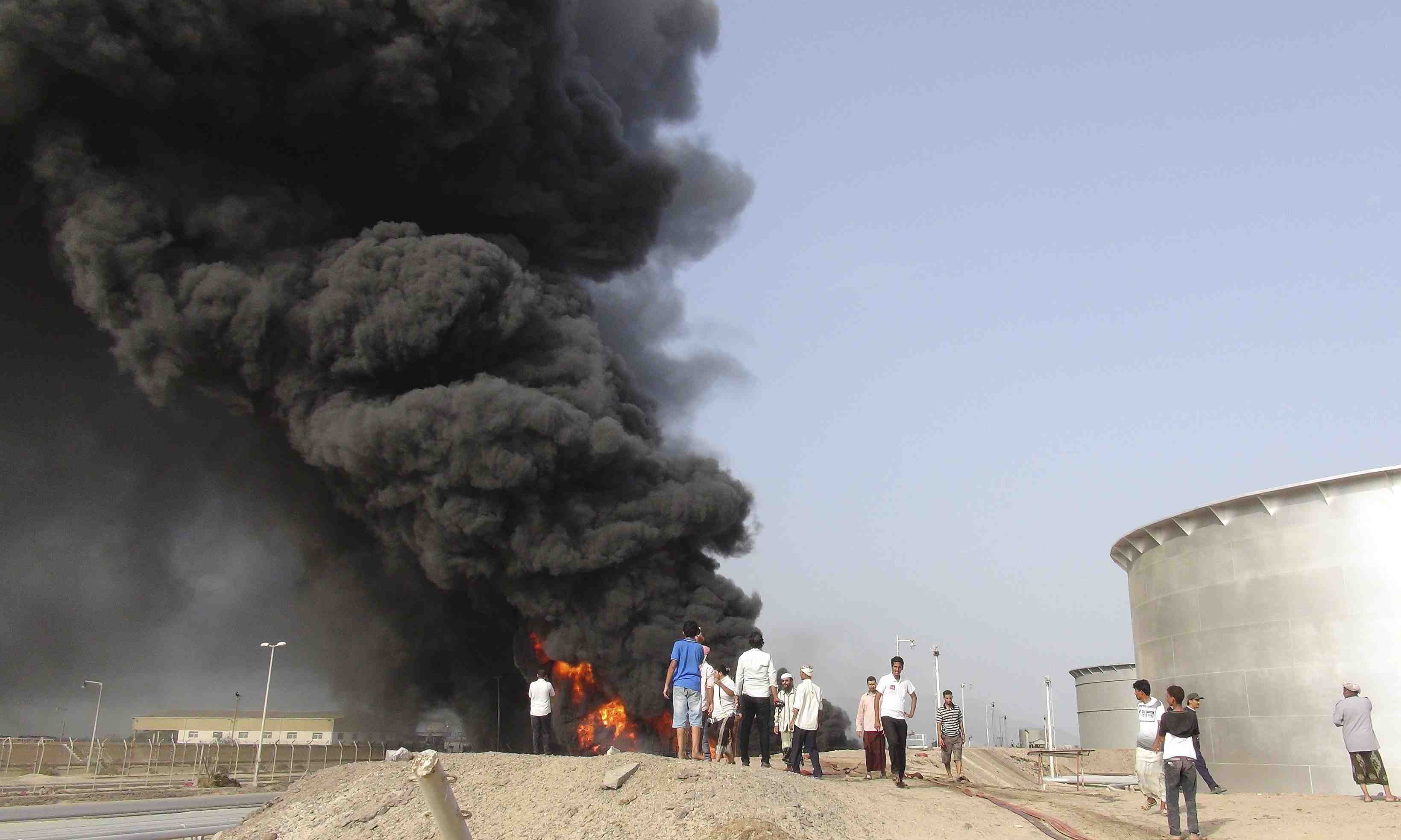 Les houthis bombardent a nouveau la raffinerie d'aden au yemen
