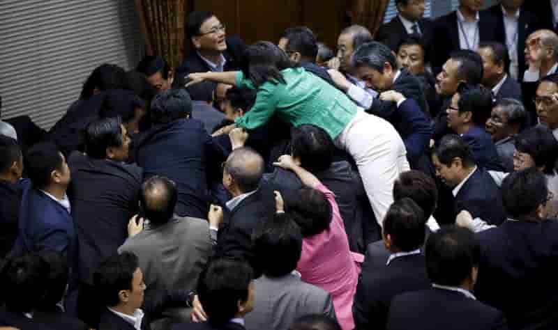 Au japon, le projet d'amender la constitution pacifiste avance