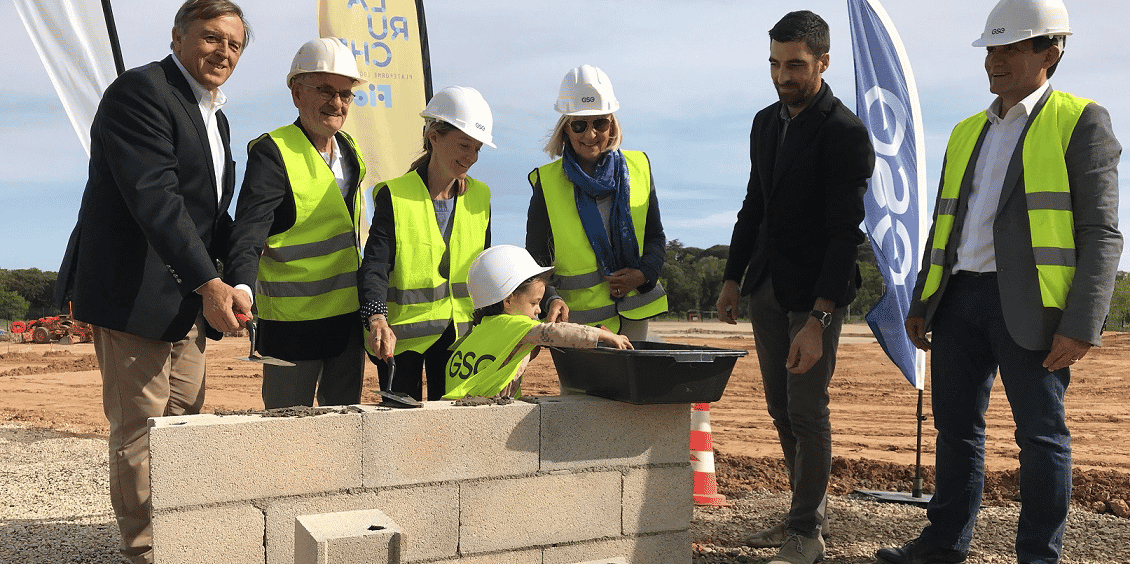 La famille Nouvel, en gilets jaunes, entourée d’Yvan Lachaud, presldent de Nîmes Metropole, et de représentants de GSE, constructeur de l’ensemble immobilier