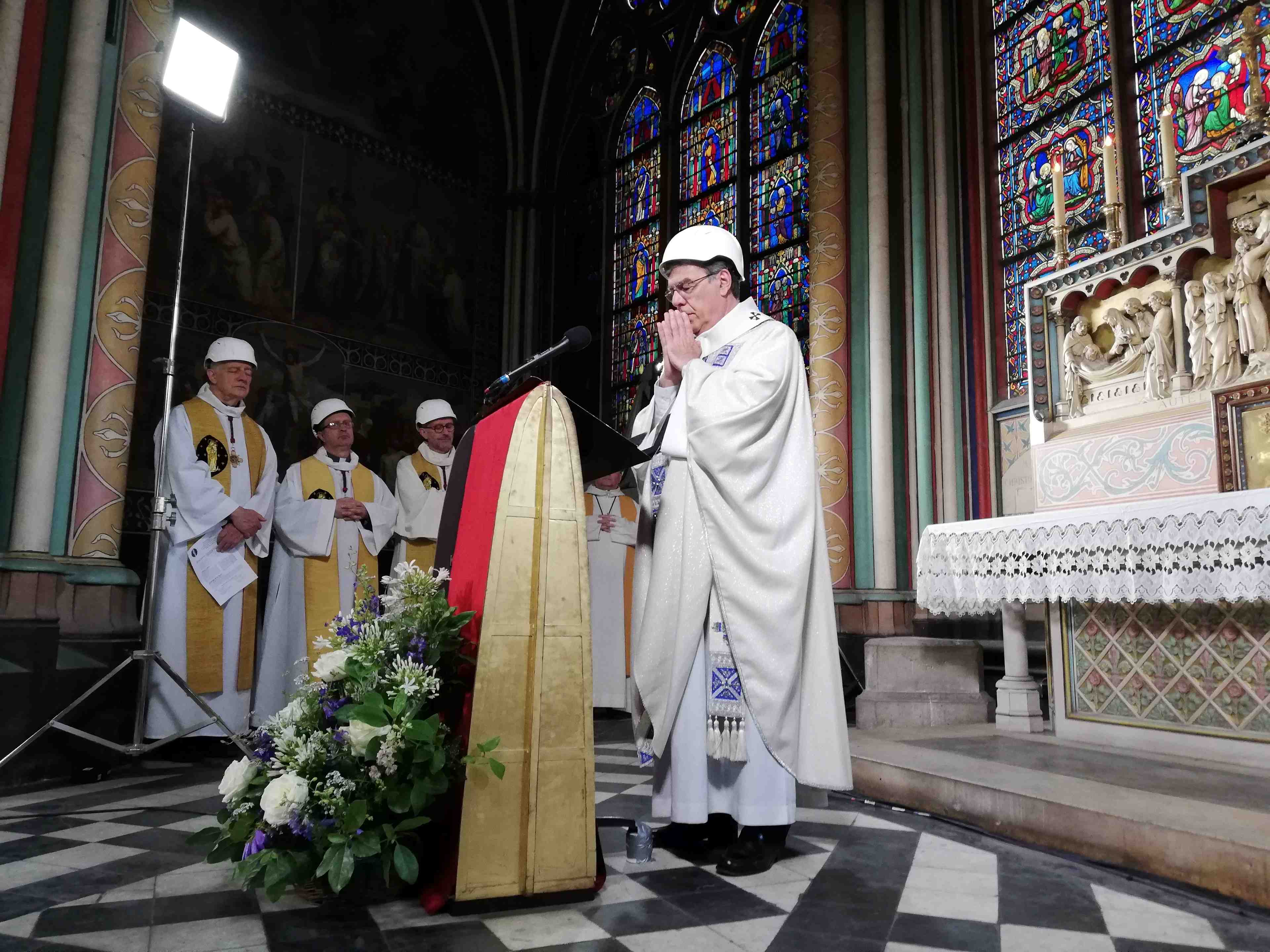 Messe de l'"esperance" a notre-dame, deux mois apres l'incendie