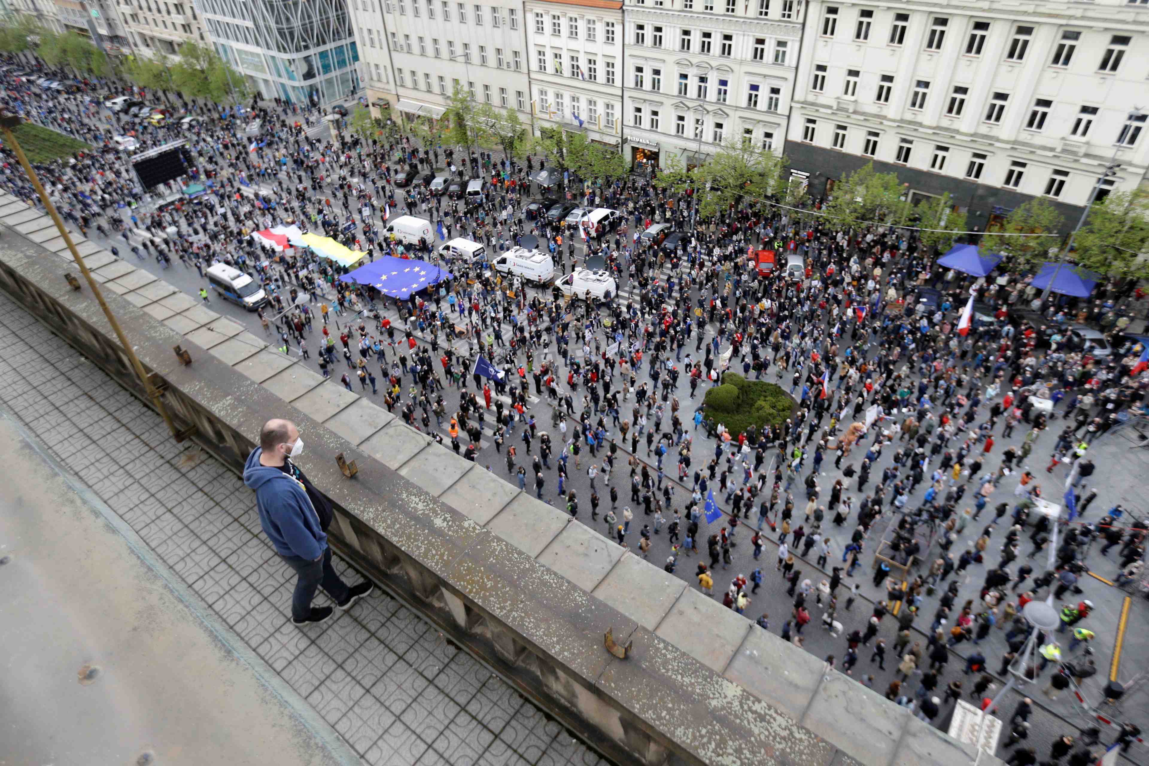 Des milliers de tcheques manifestent contre la position jugee pro-russie du president