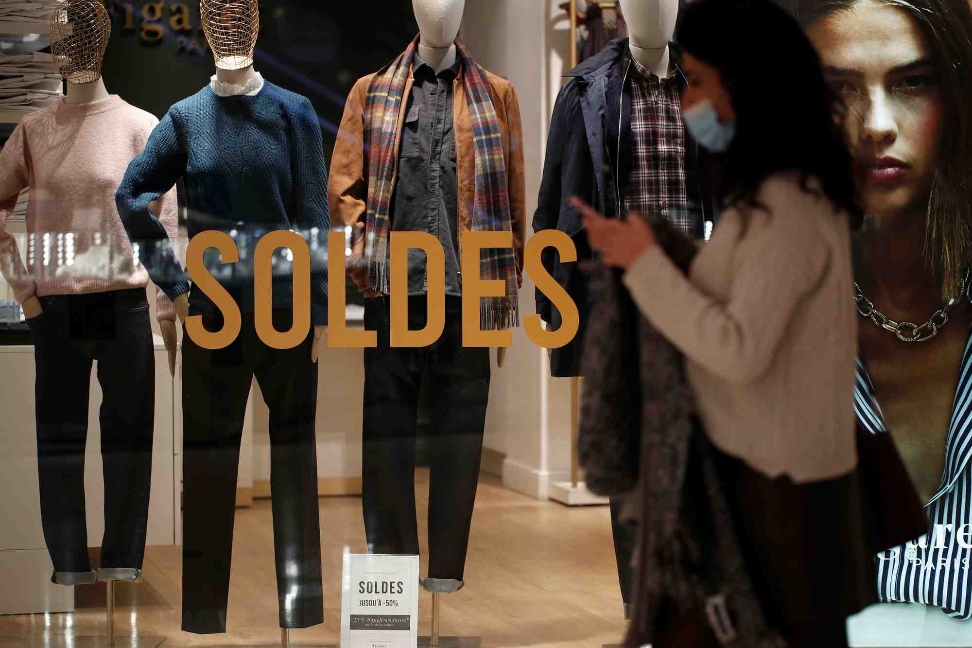 Photo d'archives: les soldes d'hiver a paris