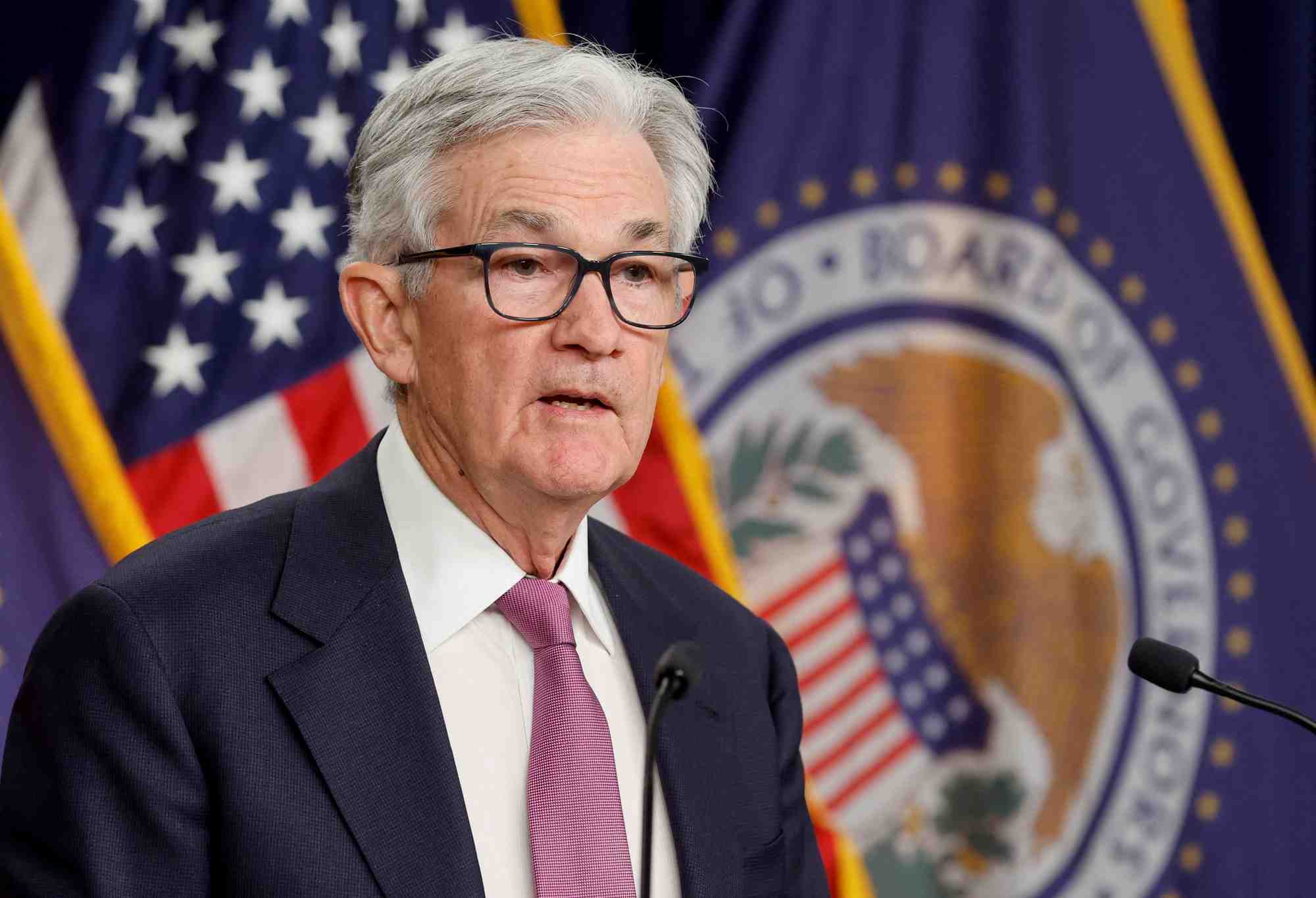 Jerome powell s'adressant aux journalistes lors d'une conference de presse
