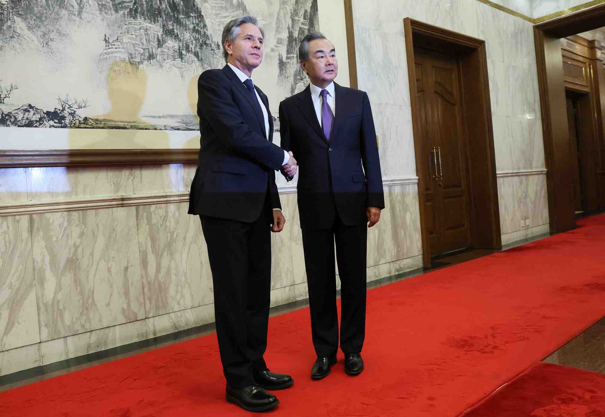 Le secretaire d'etat americain antony blinken et le directeur chinois du bureau de la commission centrale des affaires etrangeres wang yi