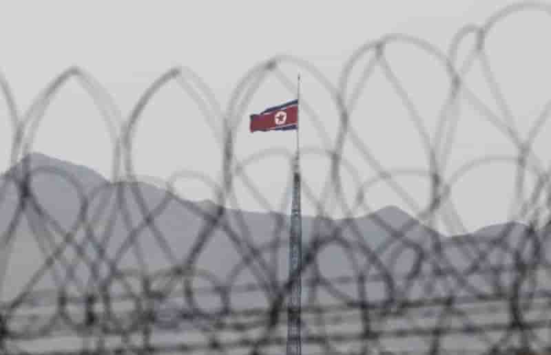 Un militaire nord-coreen passe au sud par la zone demilitarisee