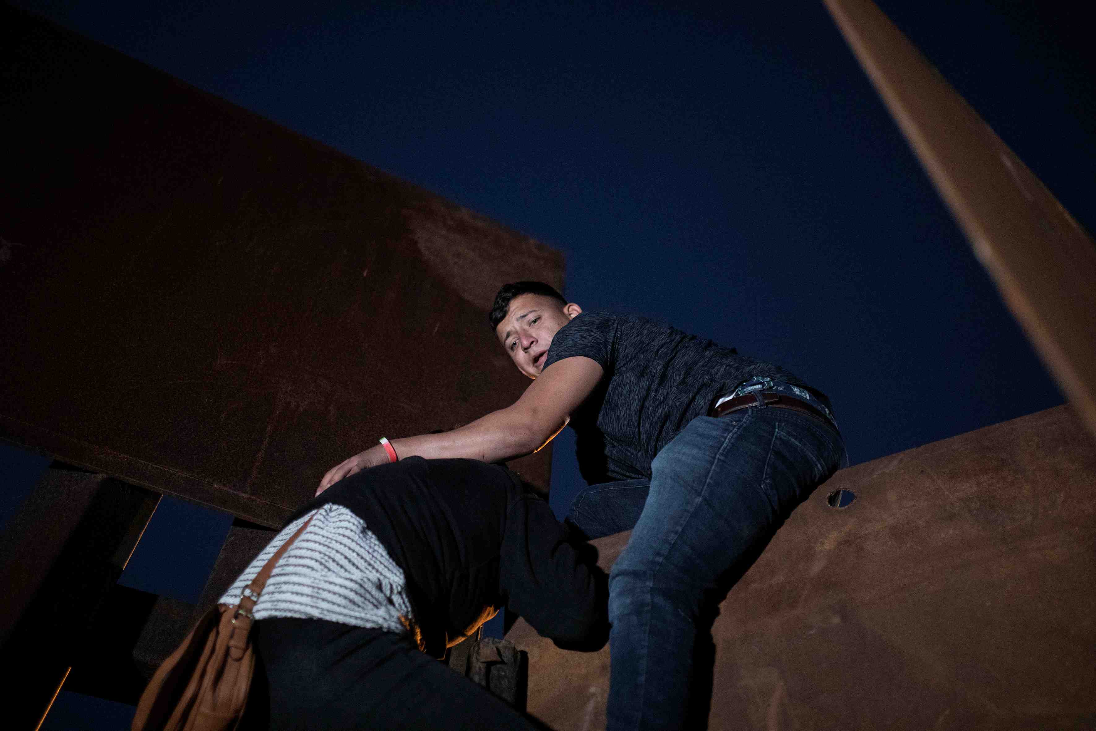 Des migrants de la caravane entrent aux etats-unis