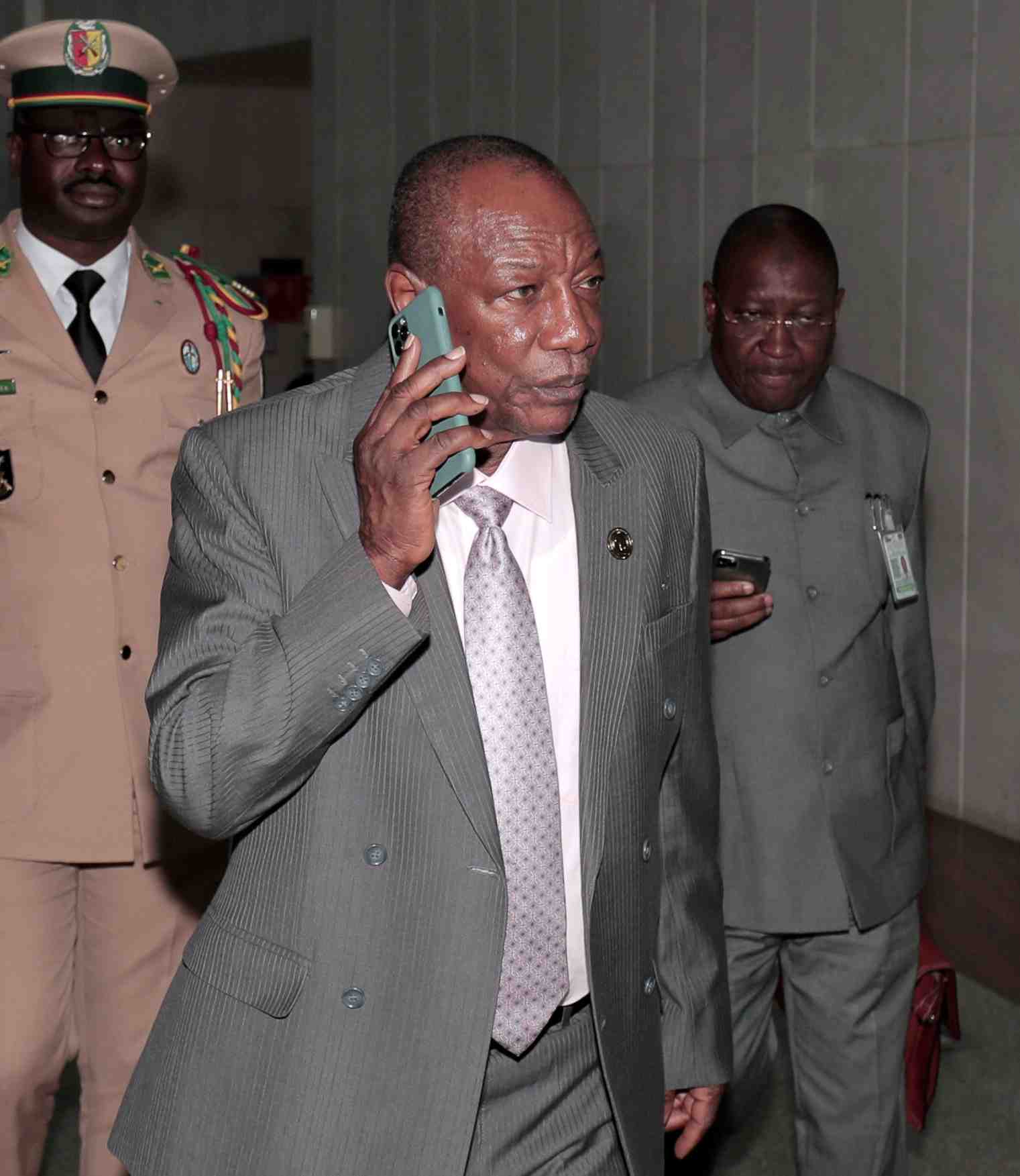 Conde largement reelu president en guinee, selon des resultats partiels
