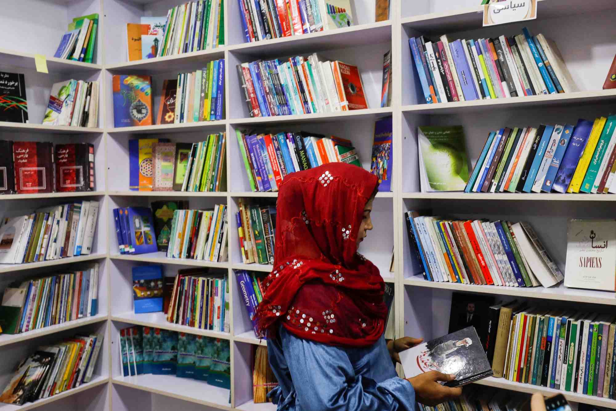 Une femme afghane dans une librairie pour femmes a kaboul