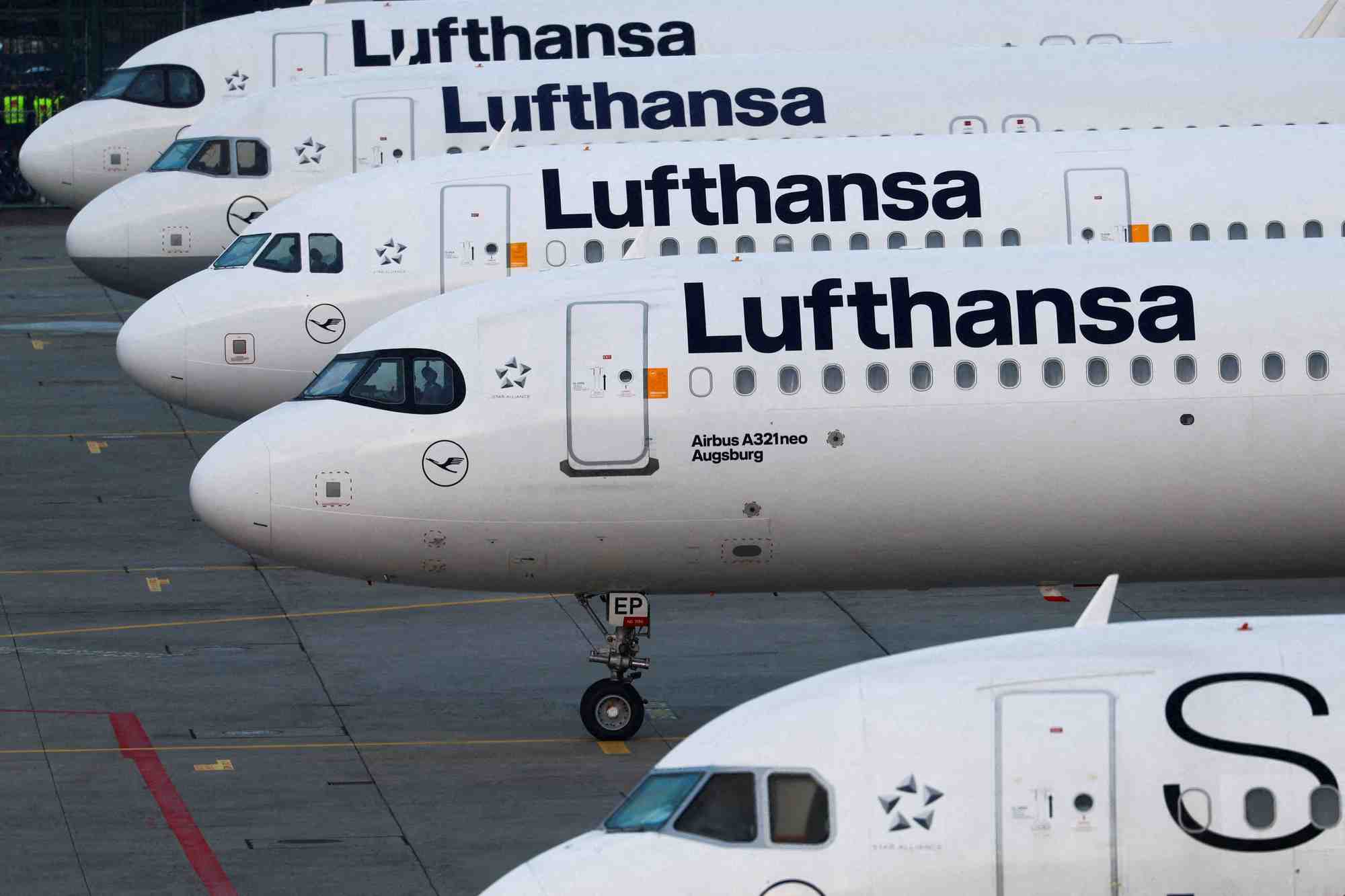 Avions de la lufthansa stationnes a l'aeroport de francfort