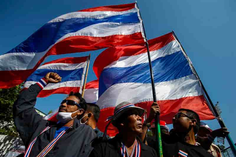 Les manifestants thaïlandais visent les ministères et la Bourse