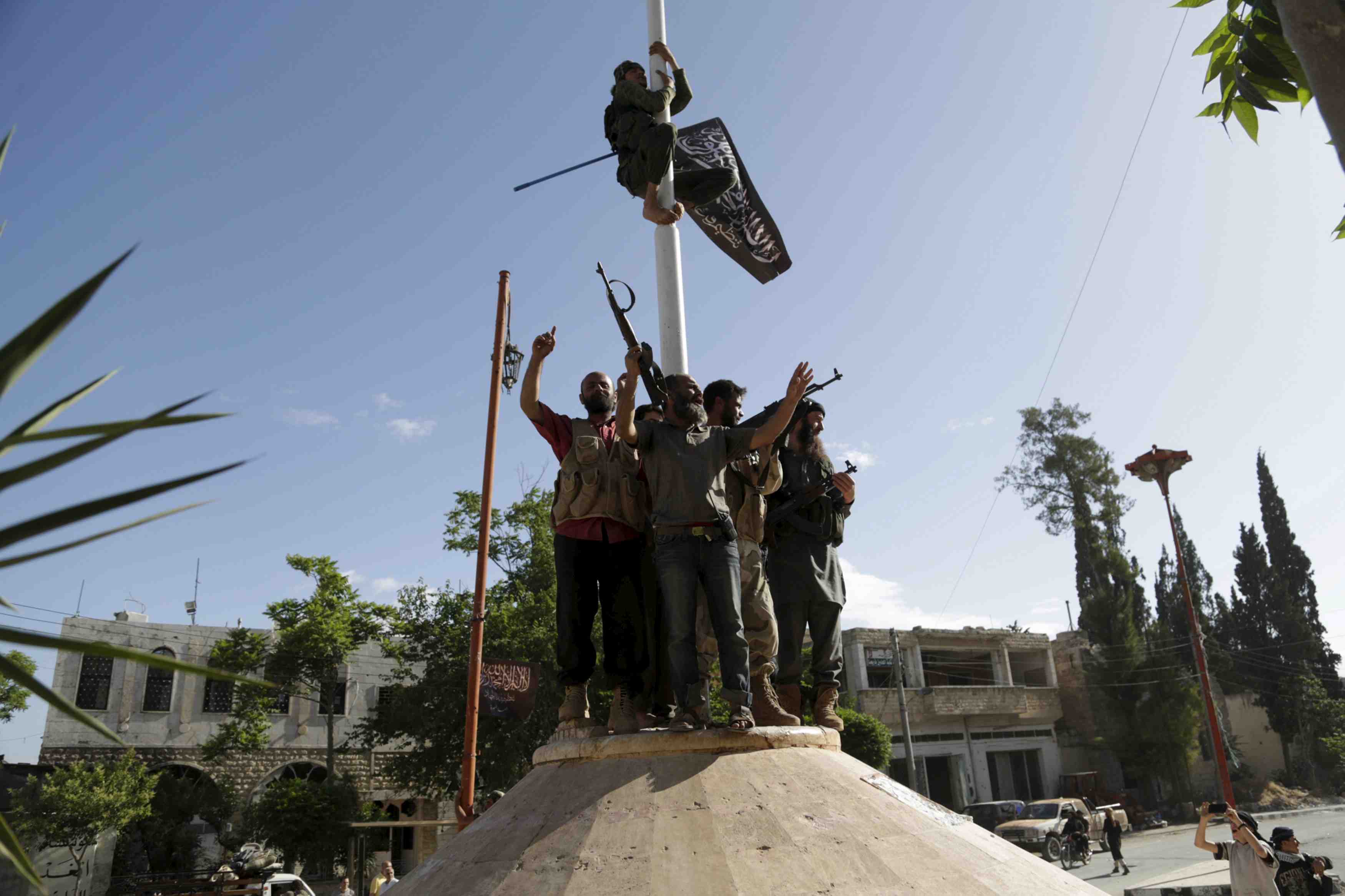 Cent treize francais ou residents francais tues lors d'actions djihadistes
