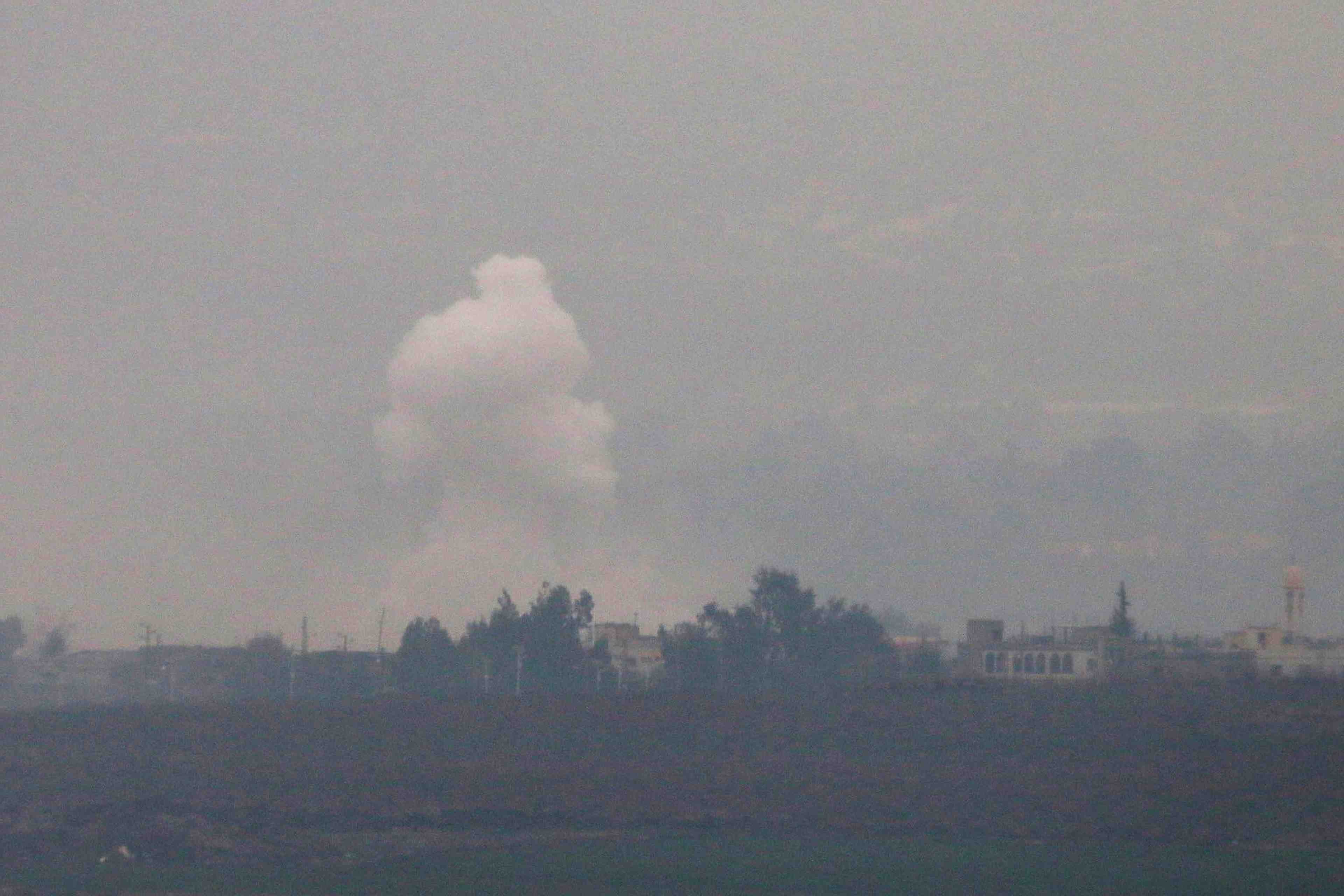 Tirs d'obus de l'armee israelienne dans le sud du liban