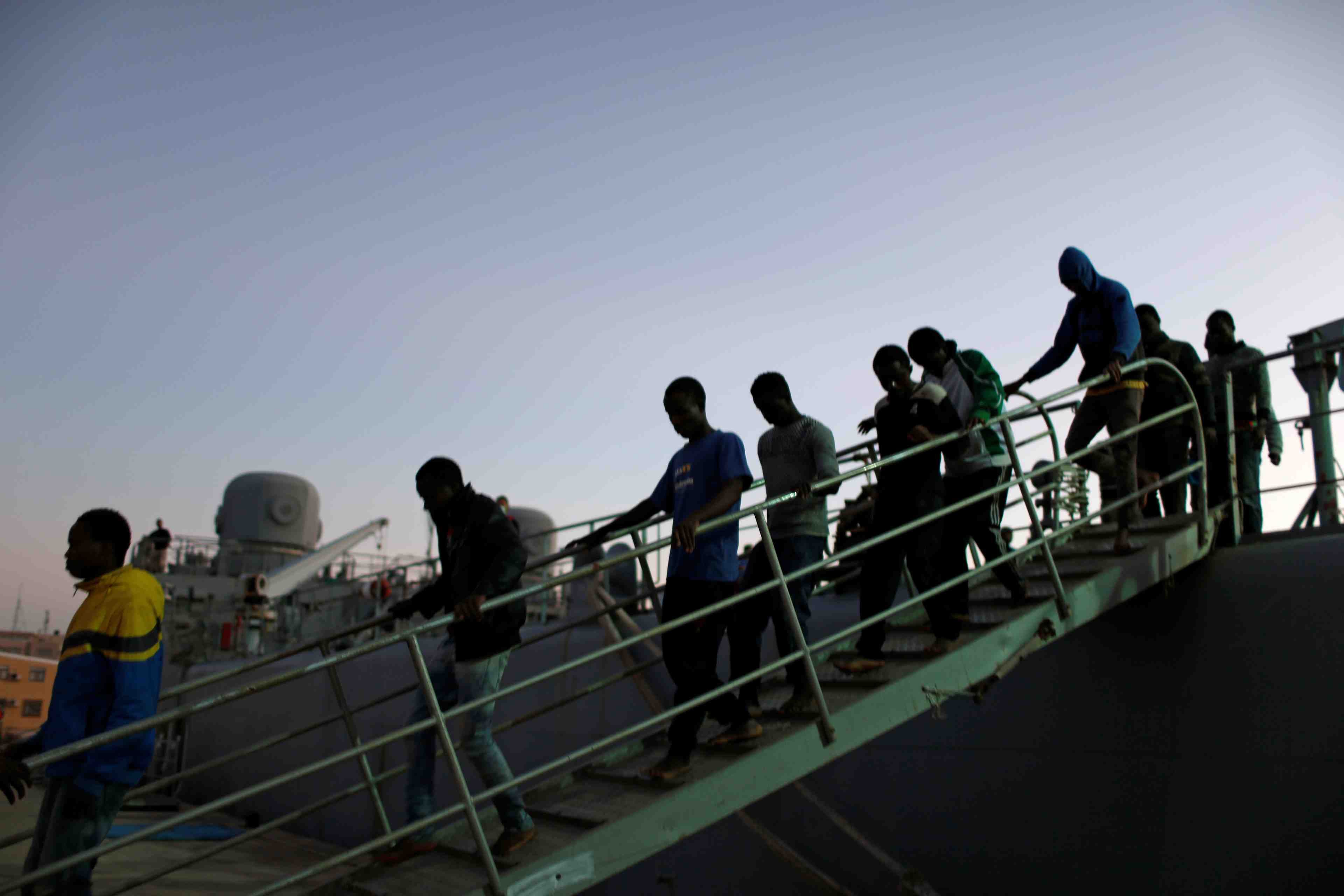 Des migrants qui voulaient atteindre l'ue refoules par la libye