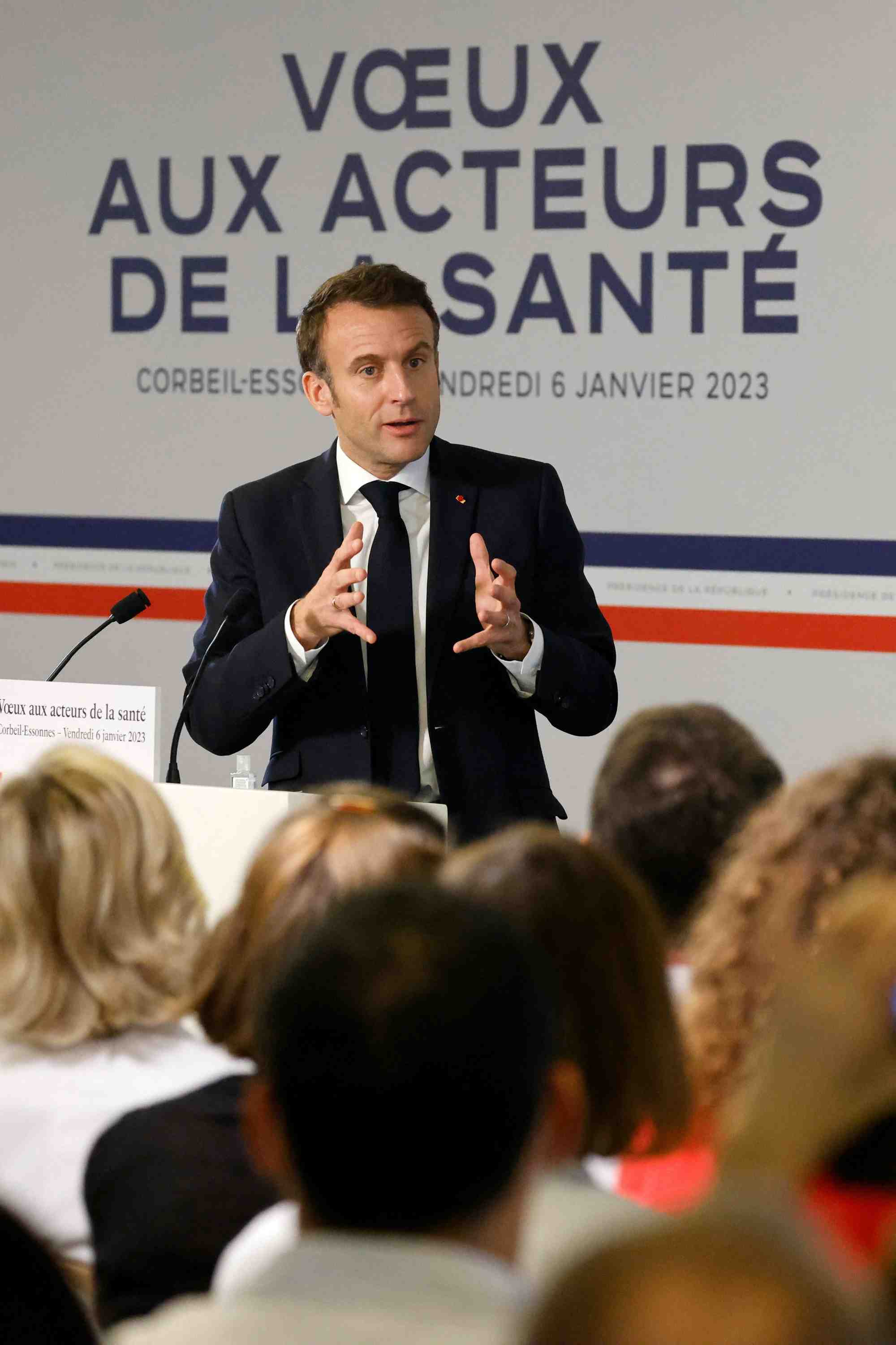Le president francais emmanuel macron adresse ses voeux de nouvel an au personnel de sante