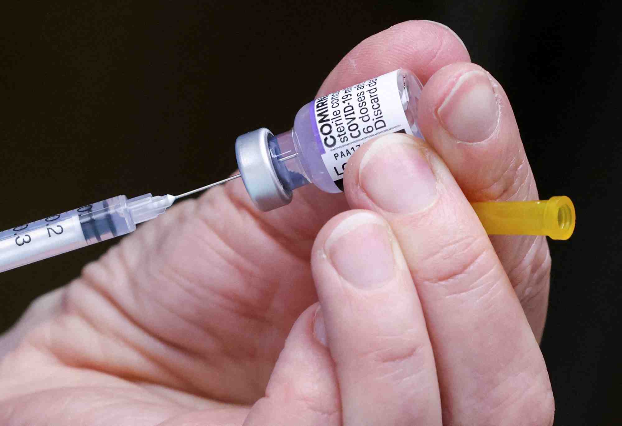 Un membre du personnel medical prepare une dose de rappel du vaccin contre le coronavirus (covid-19)