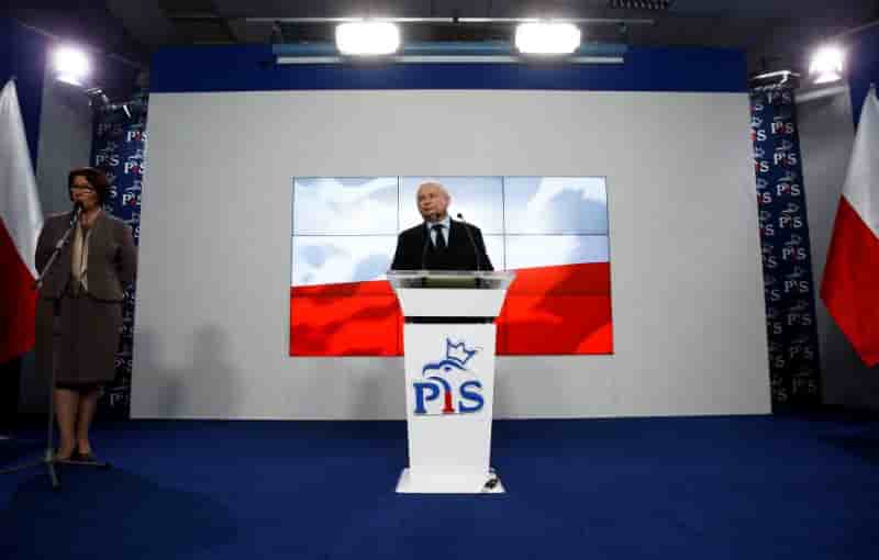 Les conservateurs polonais multiplient les promesses electorales