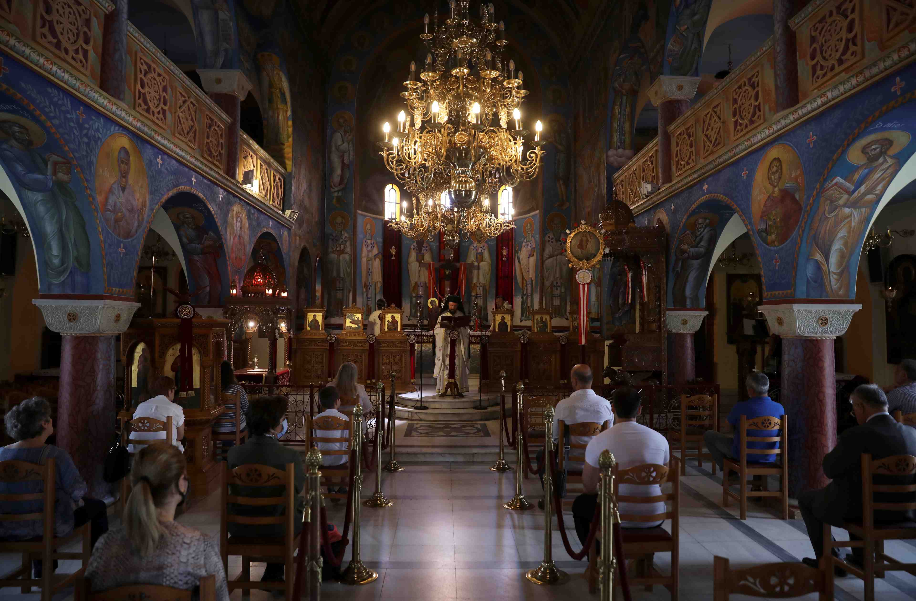 Apres des semaines de confinement, les grecs retrouvent les eglises