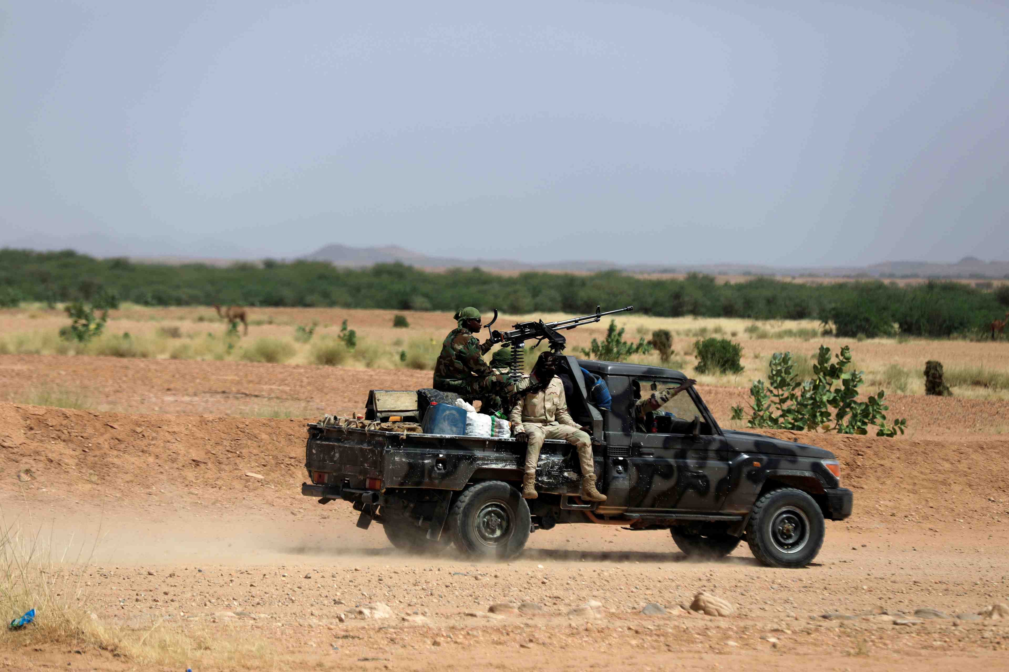 Niger : un convoi militaire francais bloque, au moins deux morts
